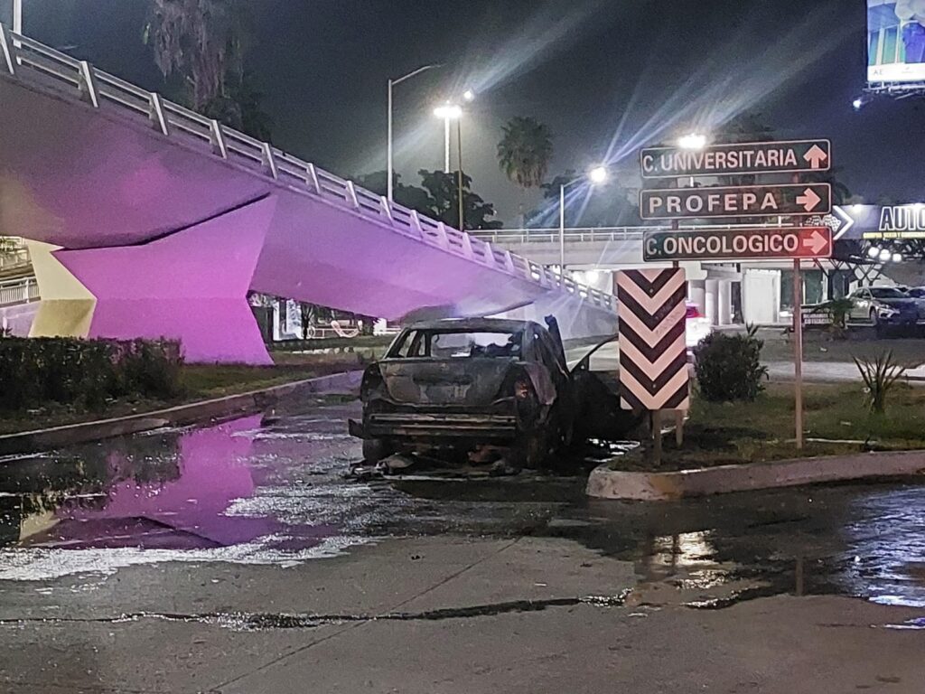 Carro hecho cenizas tras un incendio en Culiacán