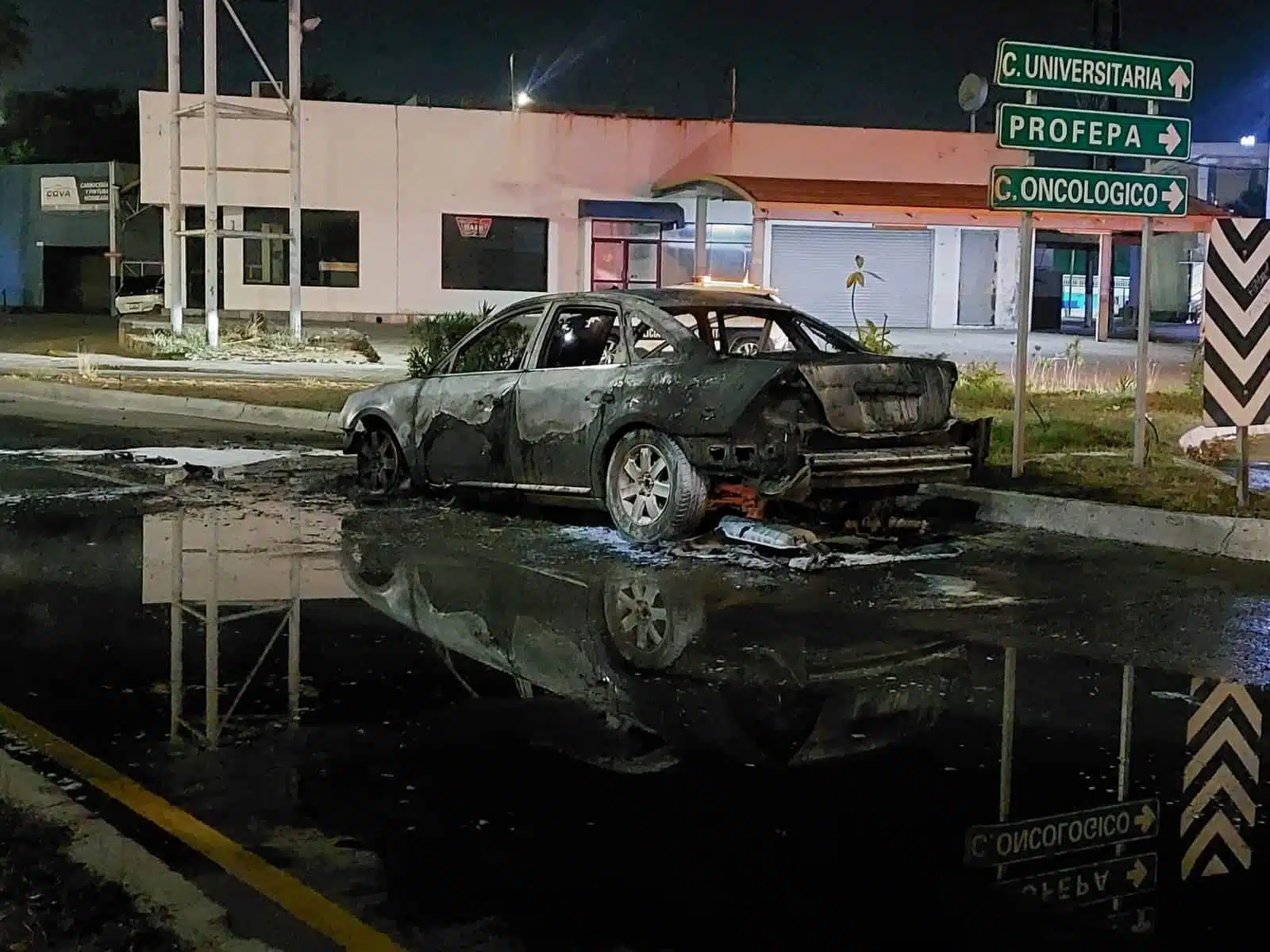 Carro hecho cenizas tras un incendio en Culiacán