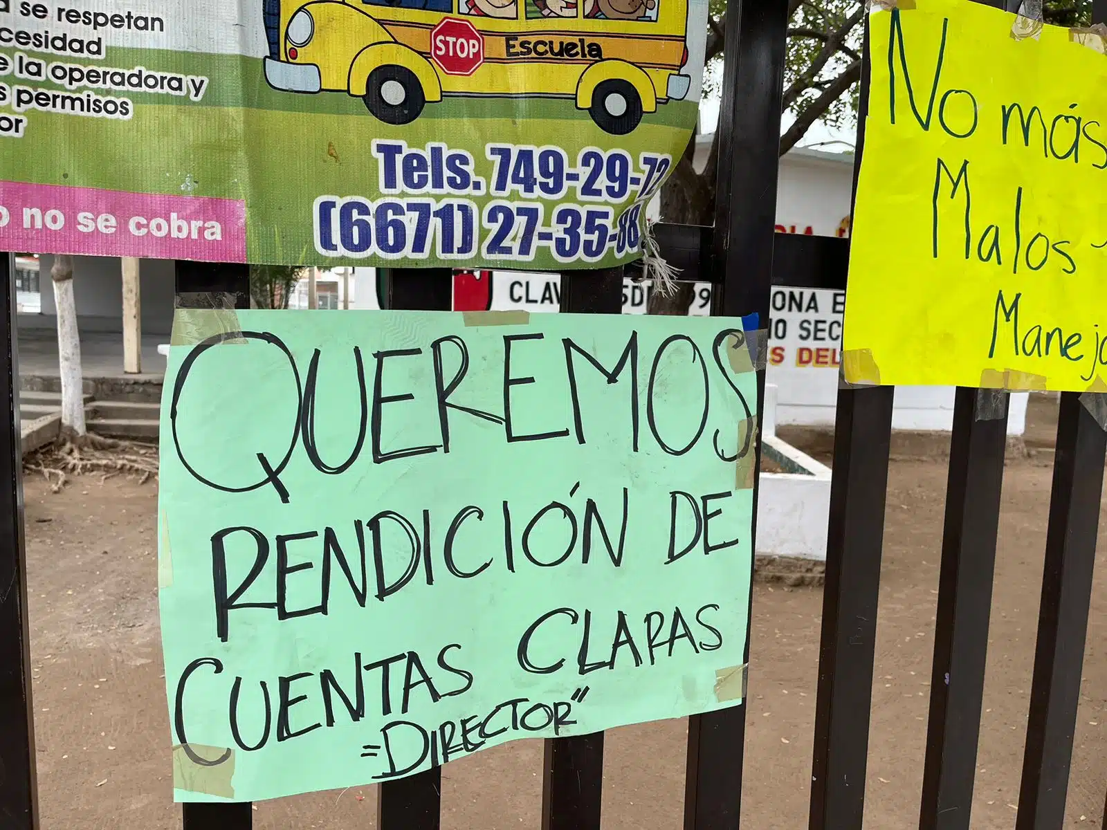 Cartulinas pegadas en la reja de la entrada a una escuela primaria en Culiacán