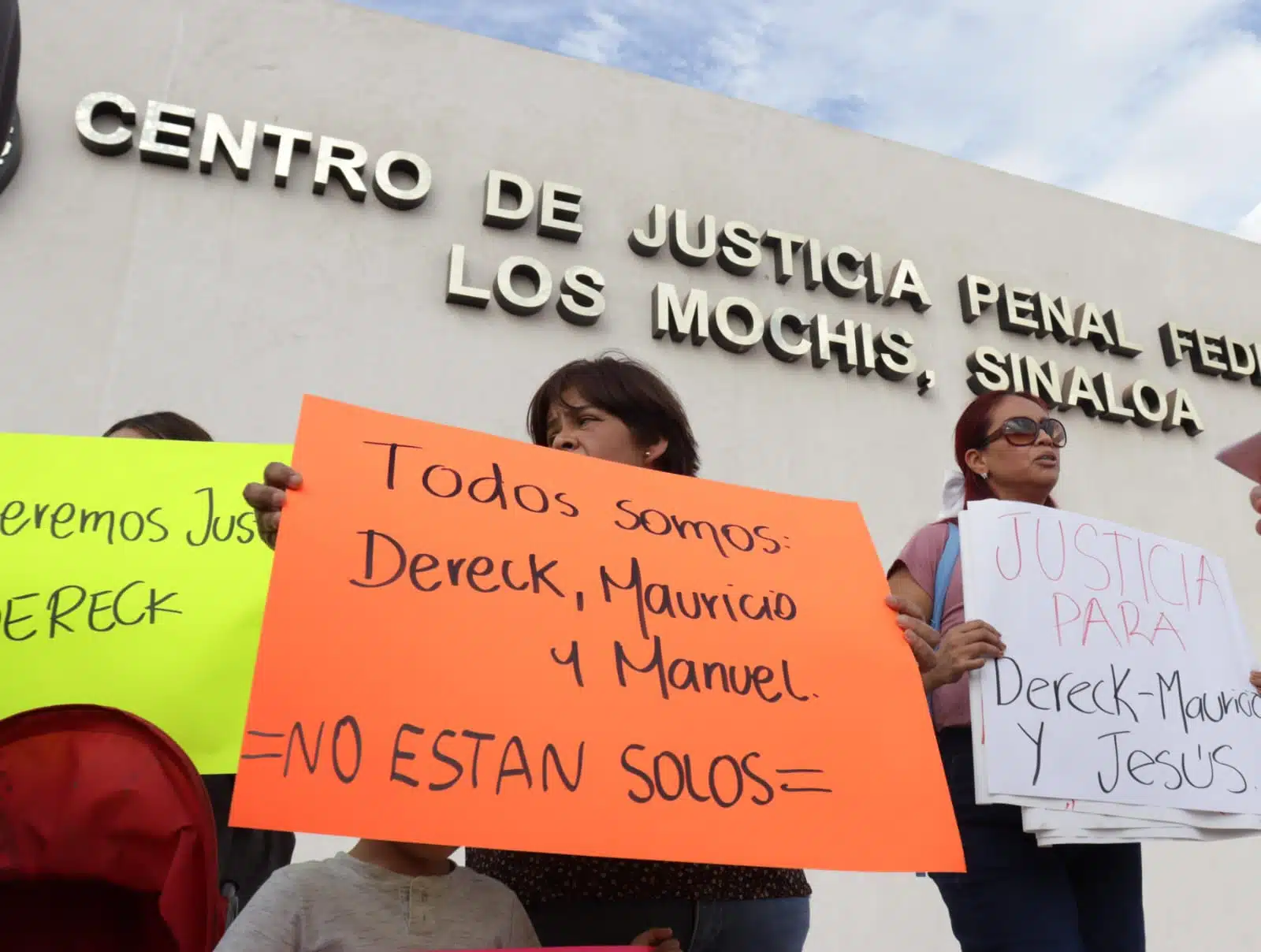 Manifestación en el Centro de Justicia Penal de Los Mochis para pedir la liberación de tres jovenes que fueron detenididos en Sonora presuntamente transportando extranjeros