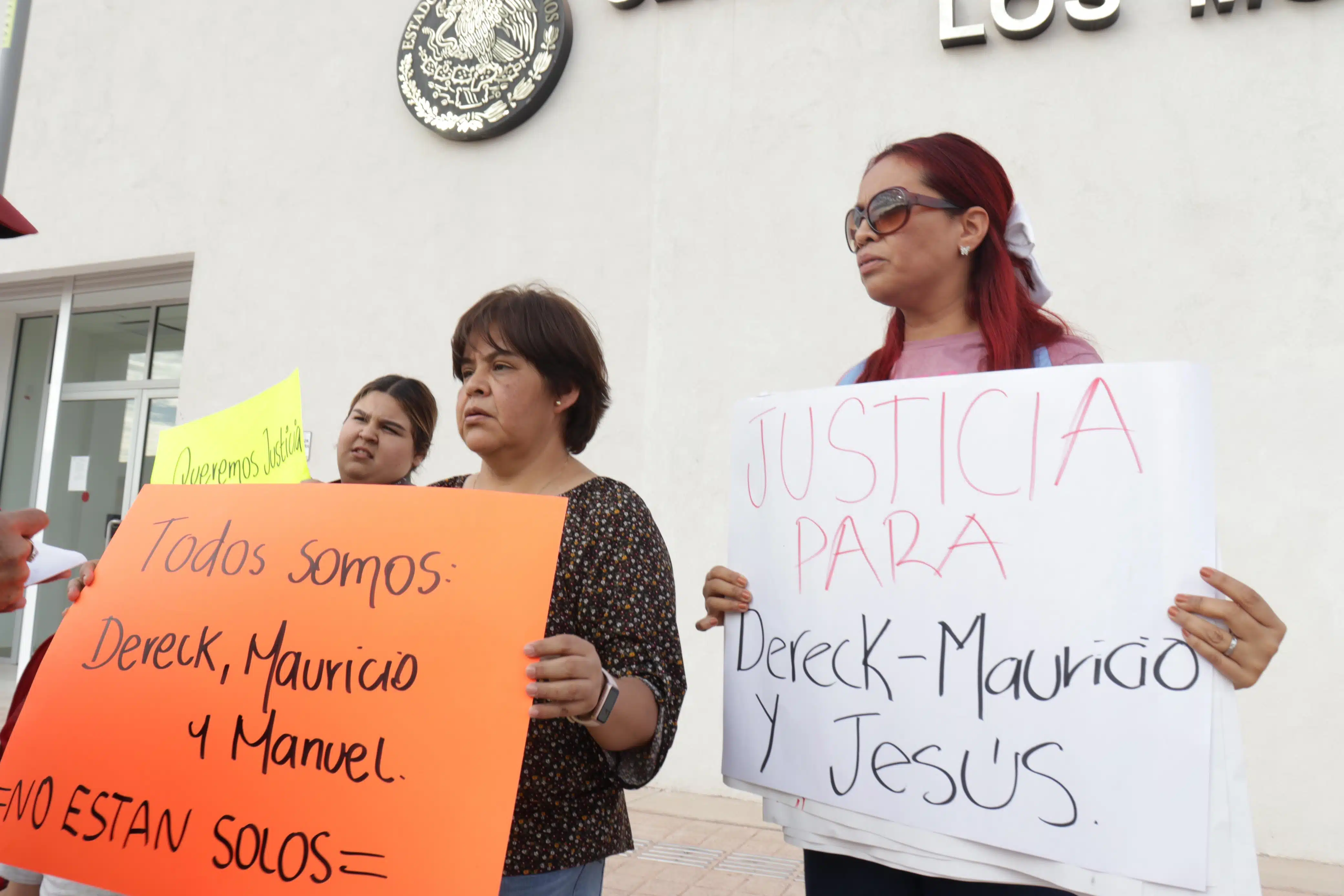 Manifestación en el Centro de Justicia Penal de Los Mochis para pedir la liberación de tres jovenes que fueron detenididos en Sonora presuntamente transportando extranjeros
