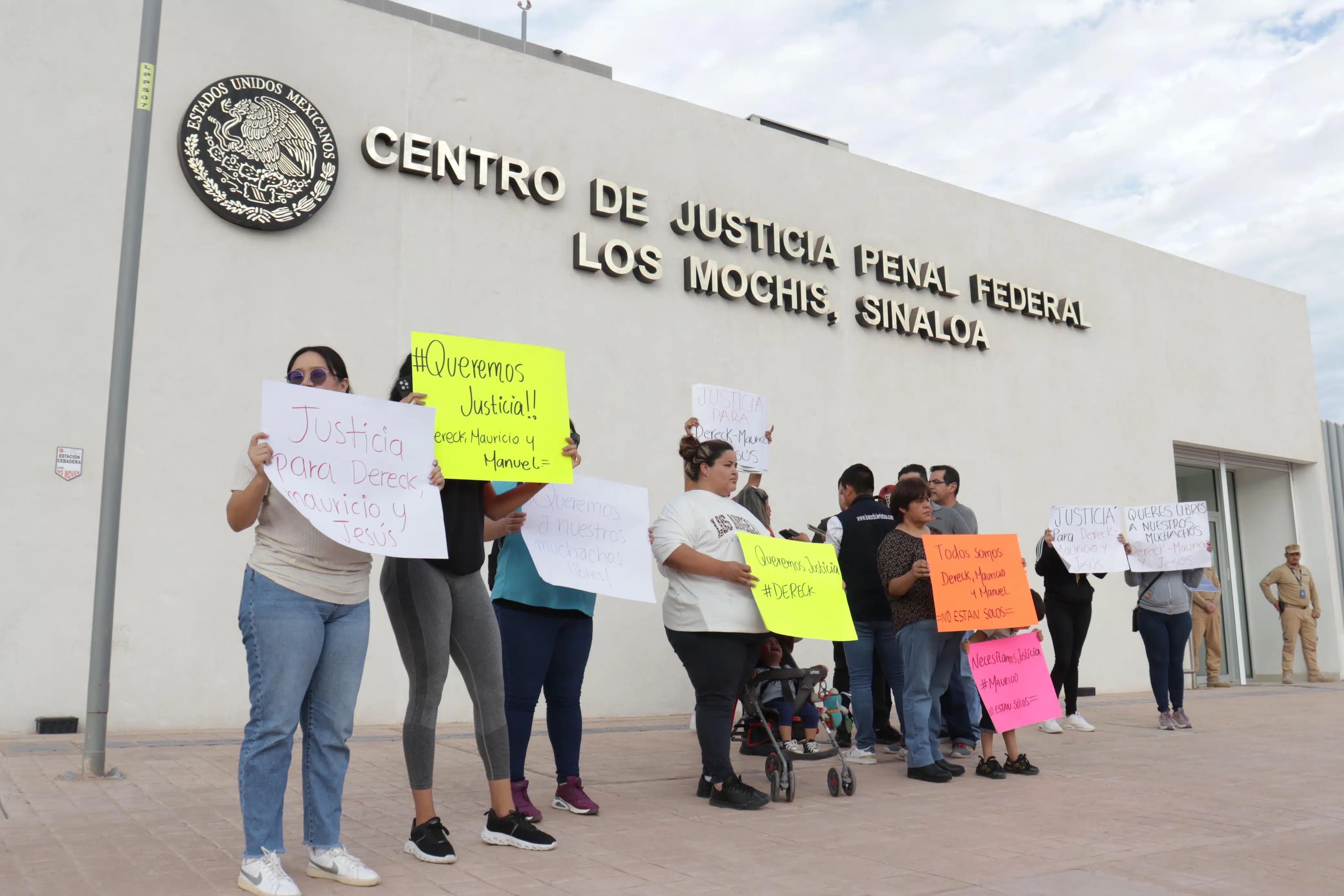 Manifestación en el Centro de Justicia Penal de Los Mochis para pedir la liberación de tres jovenes que fueron detenididos en Sonora presuntamente transportando extranjeros