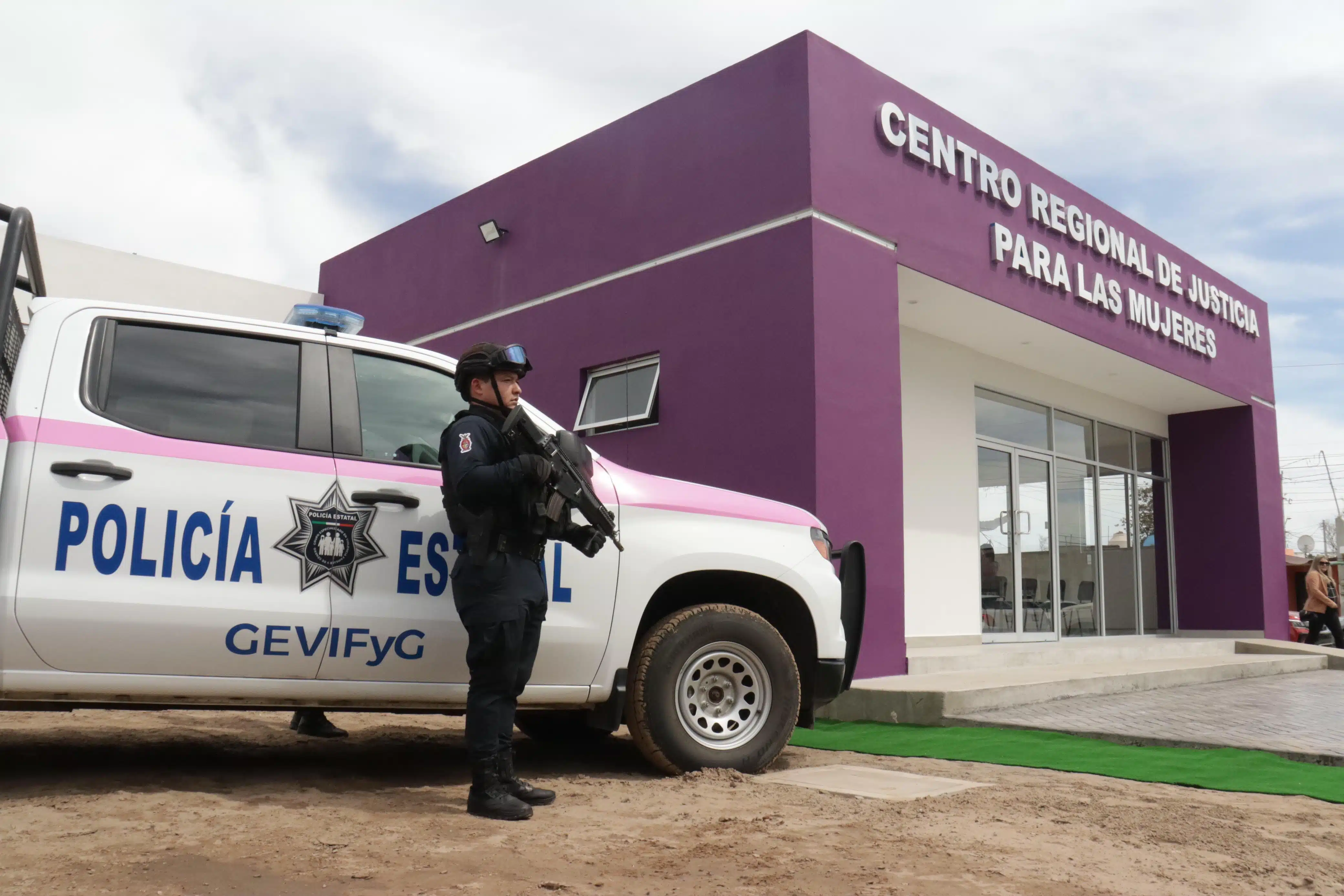 Patrulla de la Policía Estatal afuera del Centro Regional de Justicia para las Mujeres Zona Norte