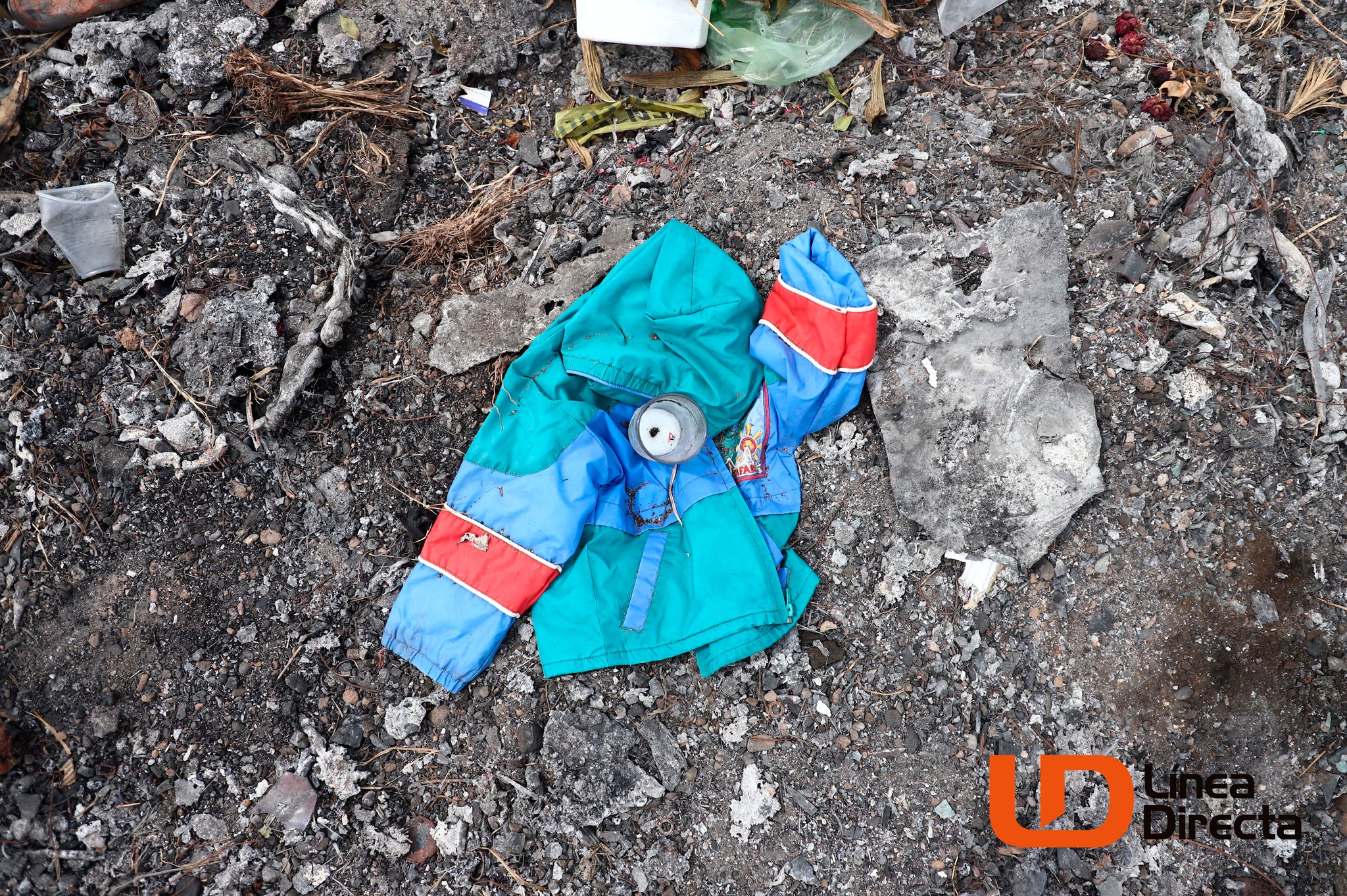 Chamarra de un niño con una veladora en la zona del accidente donde se quemó el autobús 502 por la maxipista Mzatlán-Culiacán