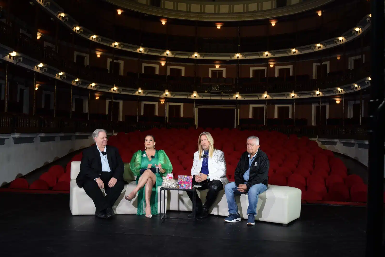 Conductores de Chisme No Like trasmitieron su programa desde el teatro Ángela Peralta.