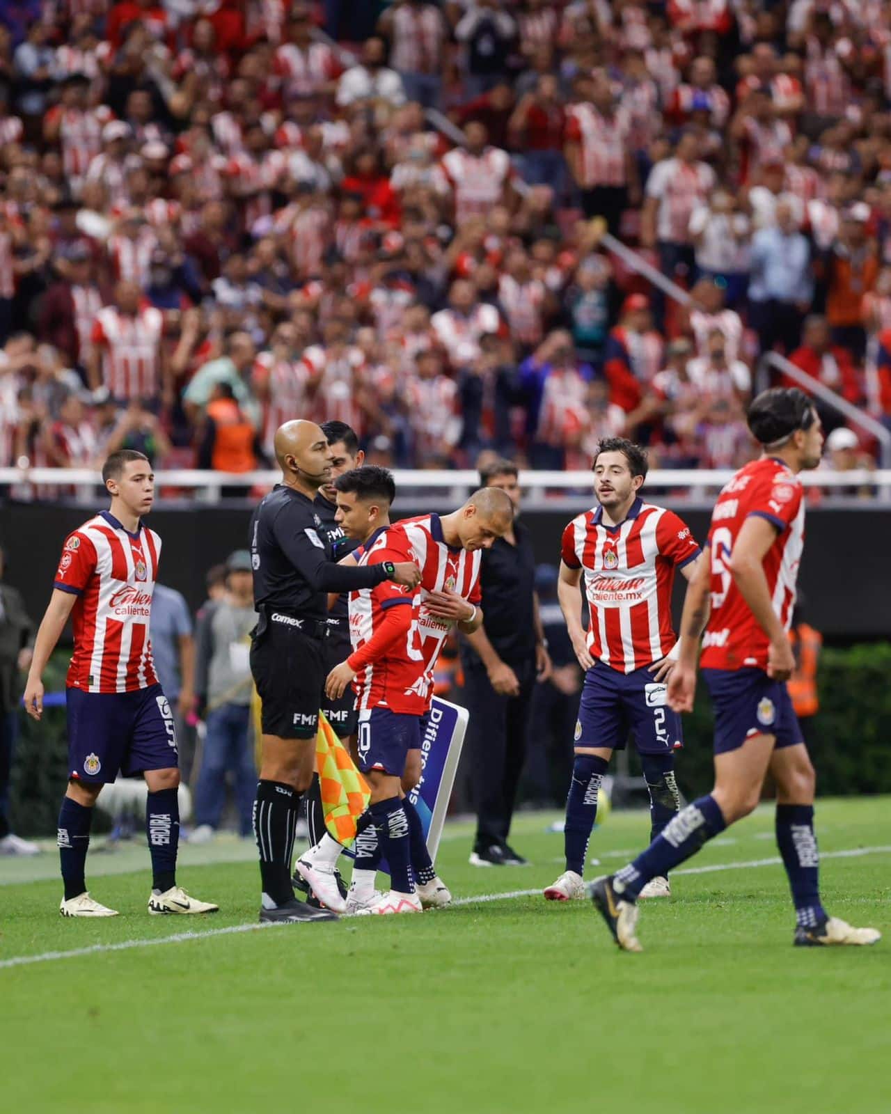 Jugadores de Chivas en la cancha de futbol en el estadio Akron