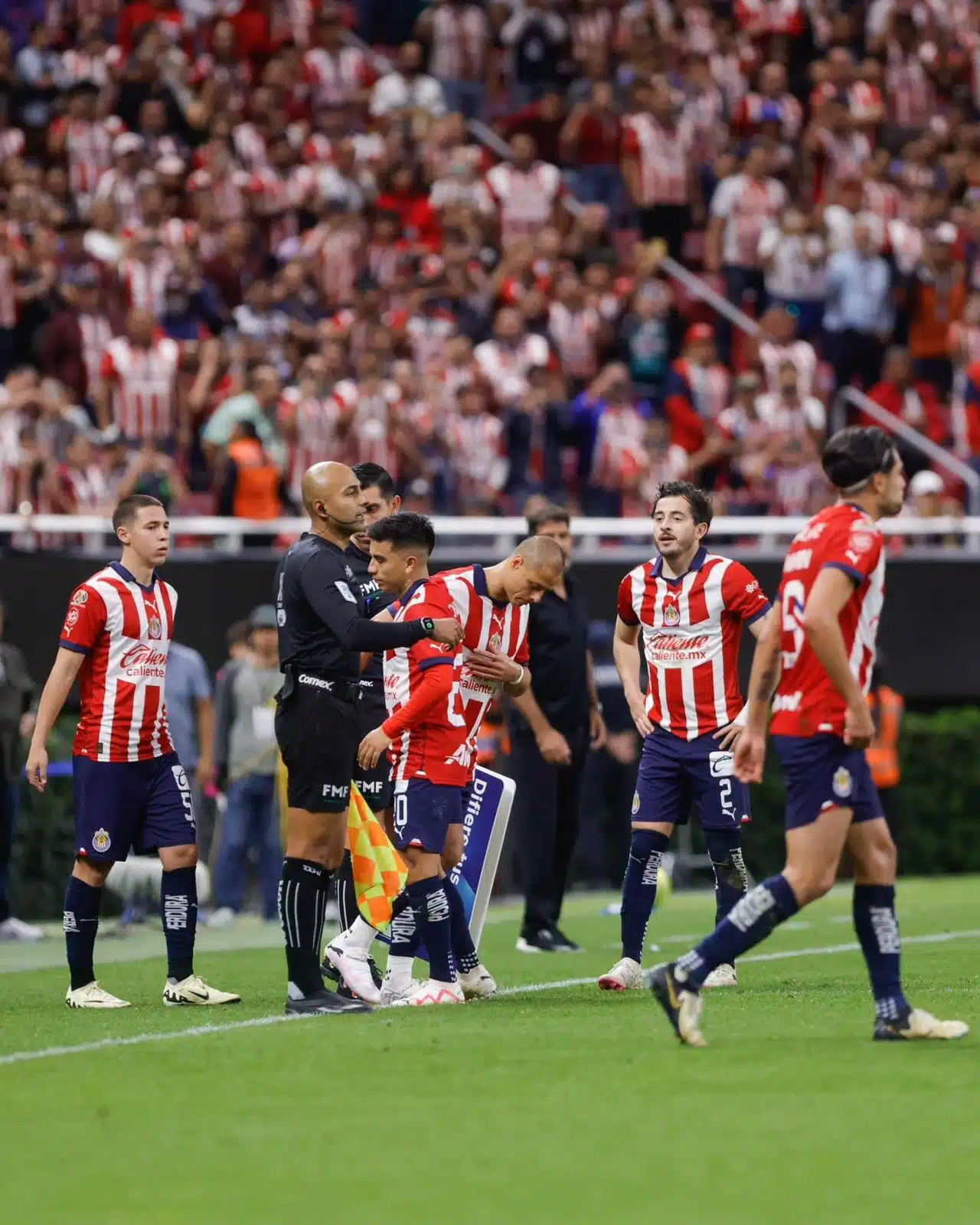 Jugadores de Chivas en la cancha de futbol en el estadio Akron