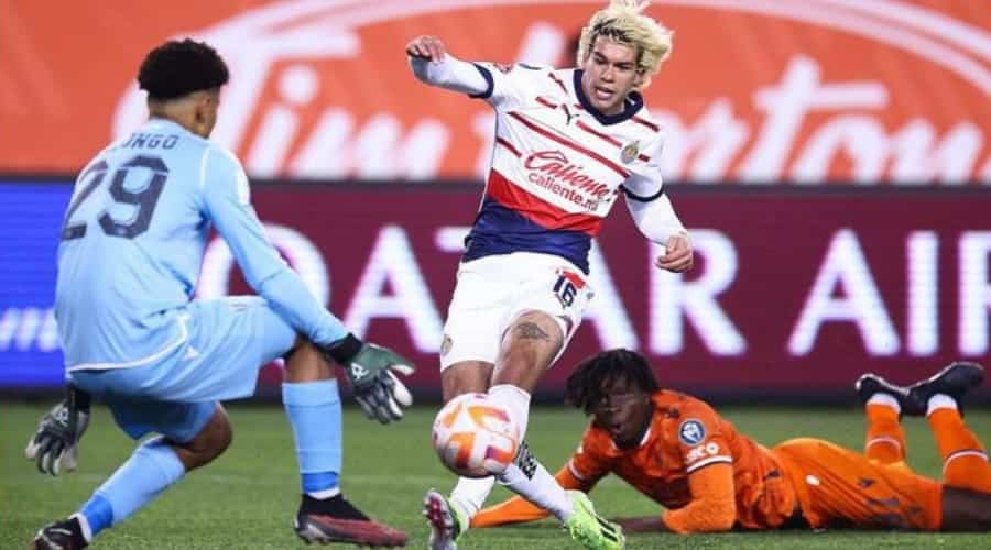 Cade Cowell se estrenó como rompe redes de los rojiblancos.