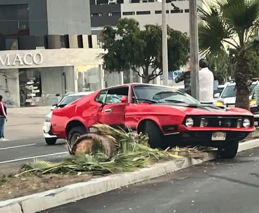 El automóvil Mustang quedó con severos daños en la carrocería tras accidente.