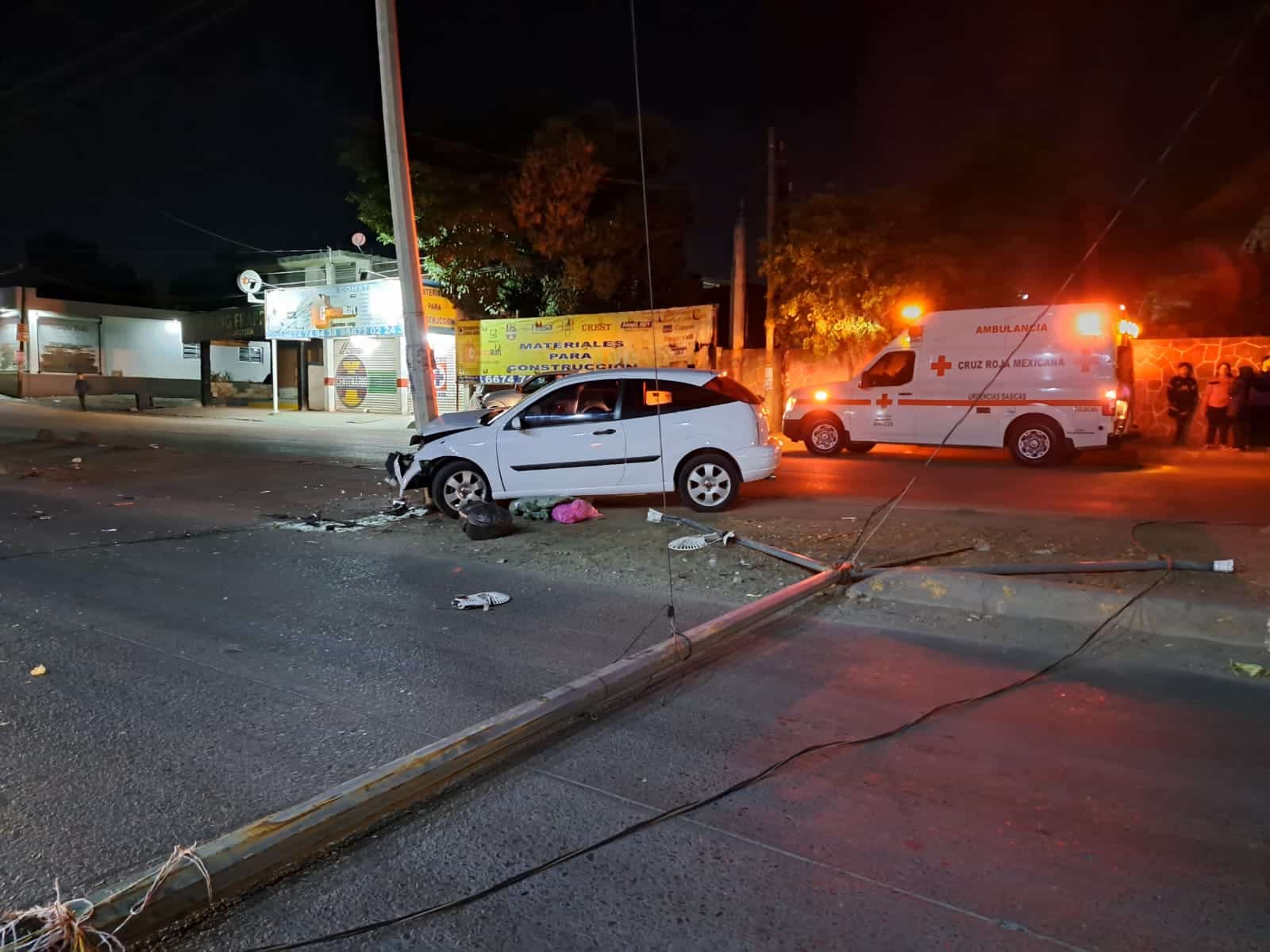 El auto quedó destrozado del frente y el poste de metal quedó derribado