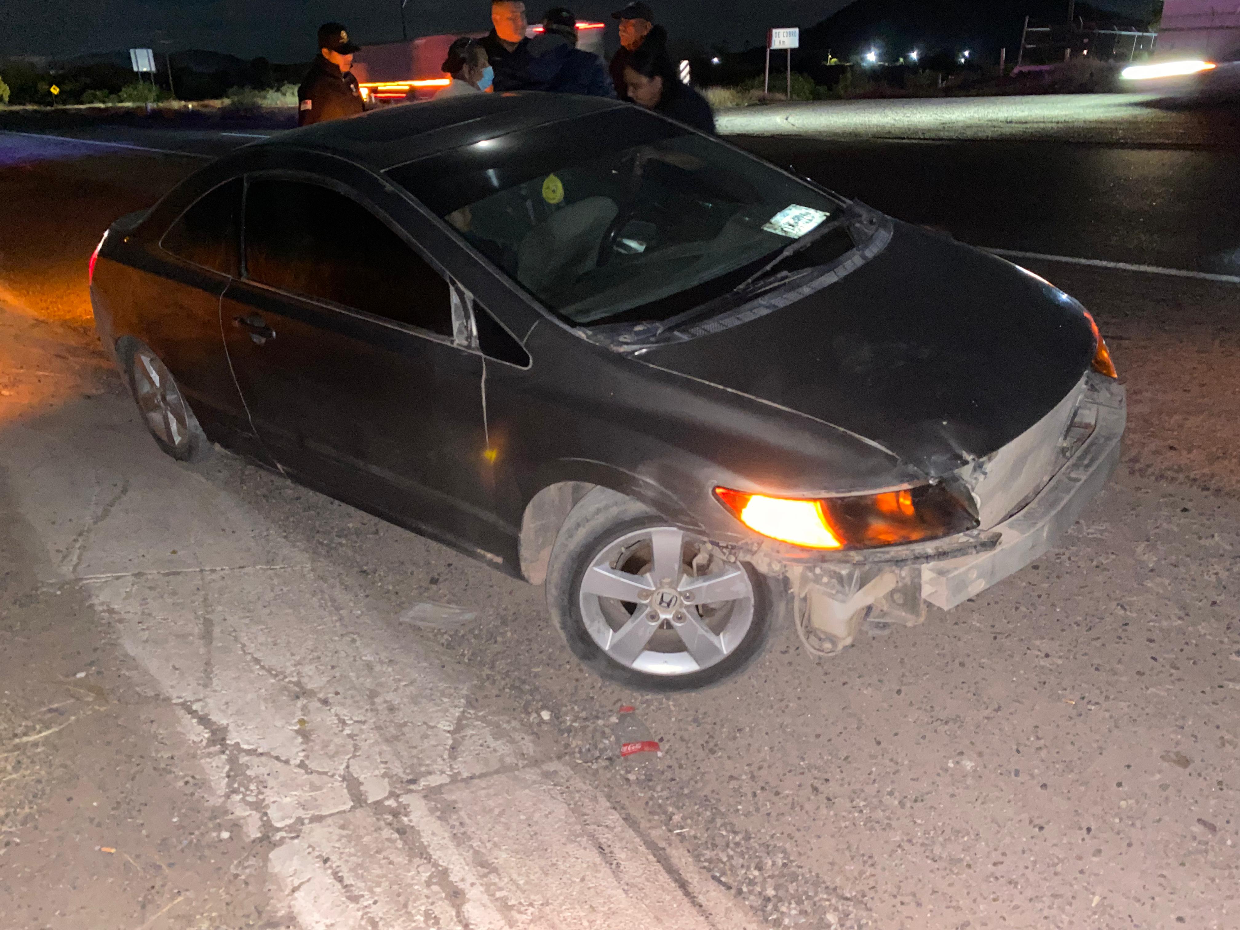 En el automóvil viajaban dos menores de edad y una mujer, quienes sufrieron lesiones no graves.