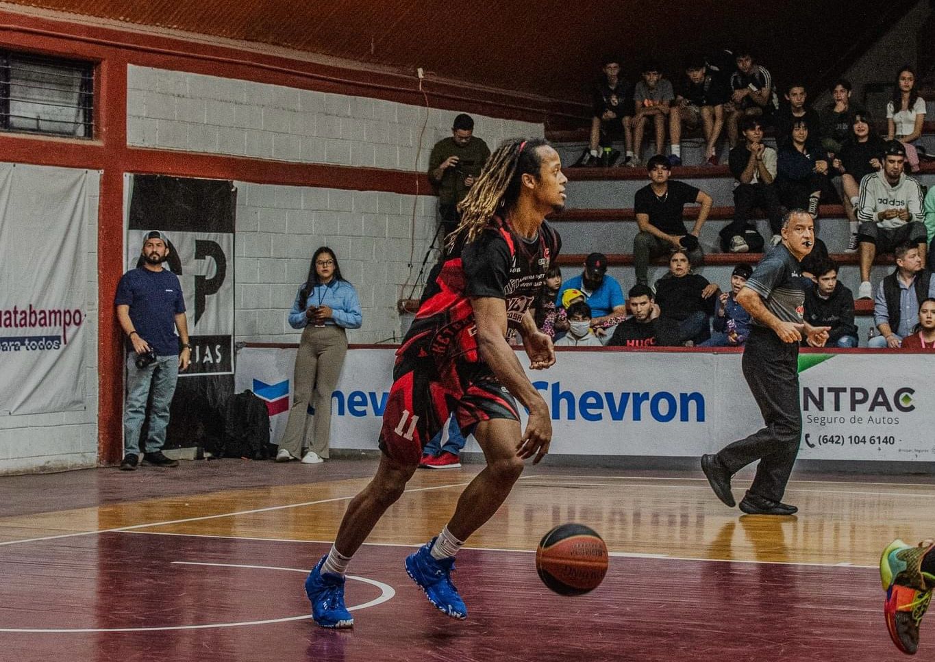 Basquetbolista en la cancha