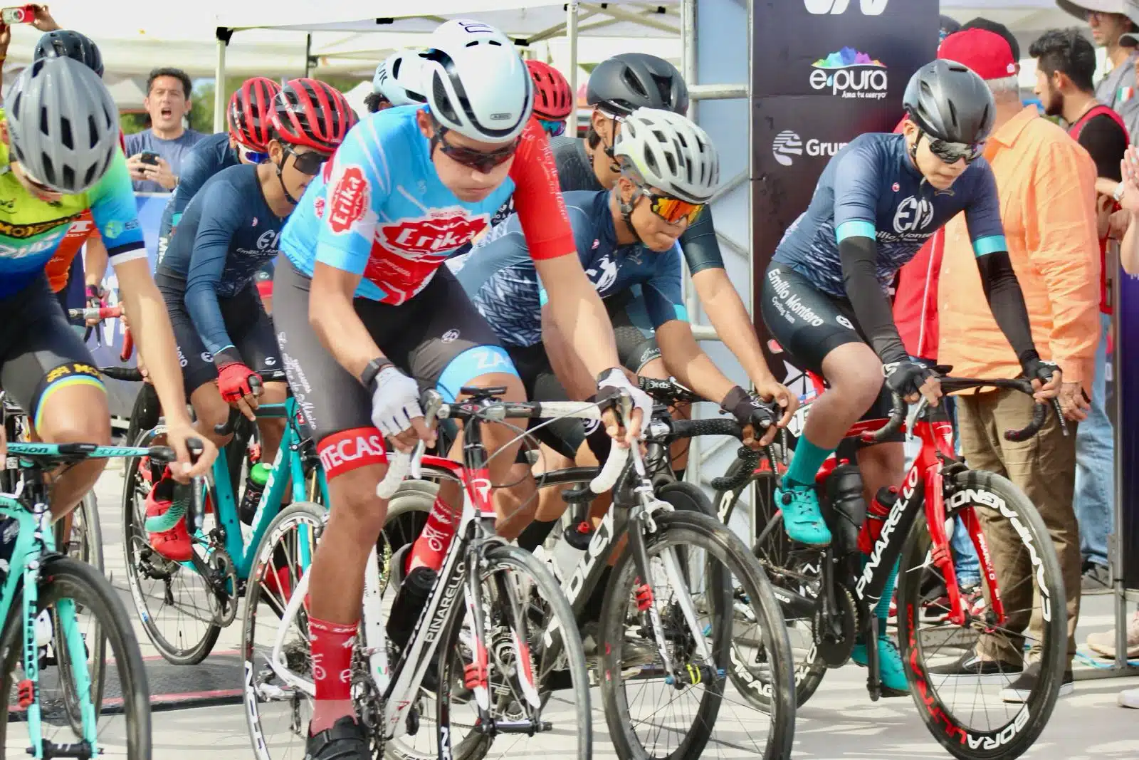 Personas practicando ciclismo en Mazatlán