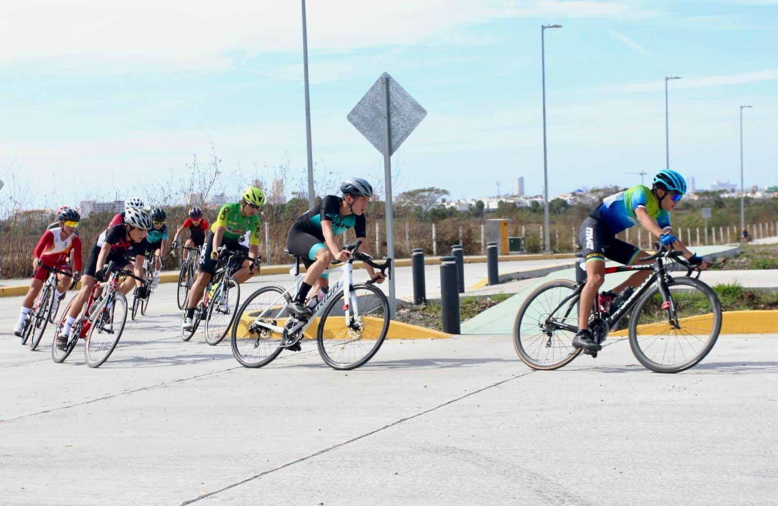 Personas practicando ciclismo en Mazatlán