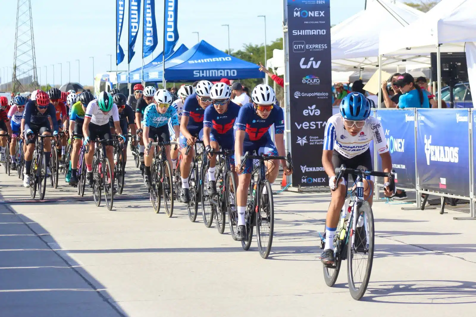 Personas practicando ciclismo en Mazatlán