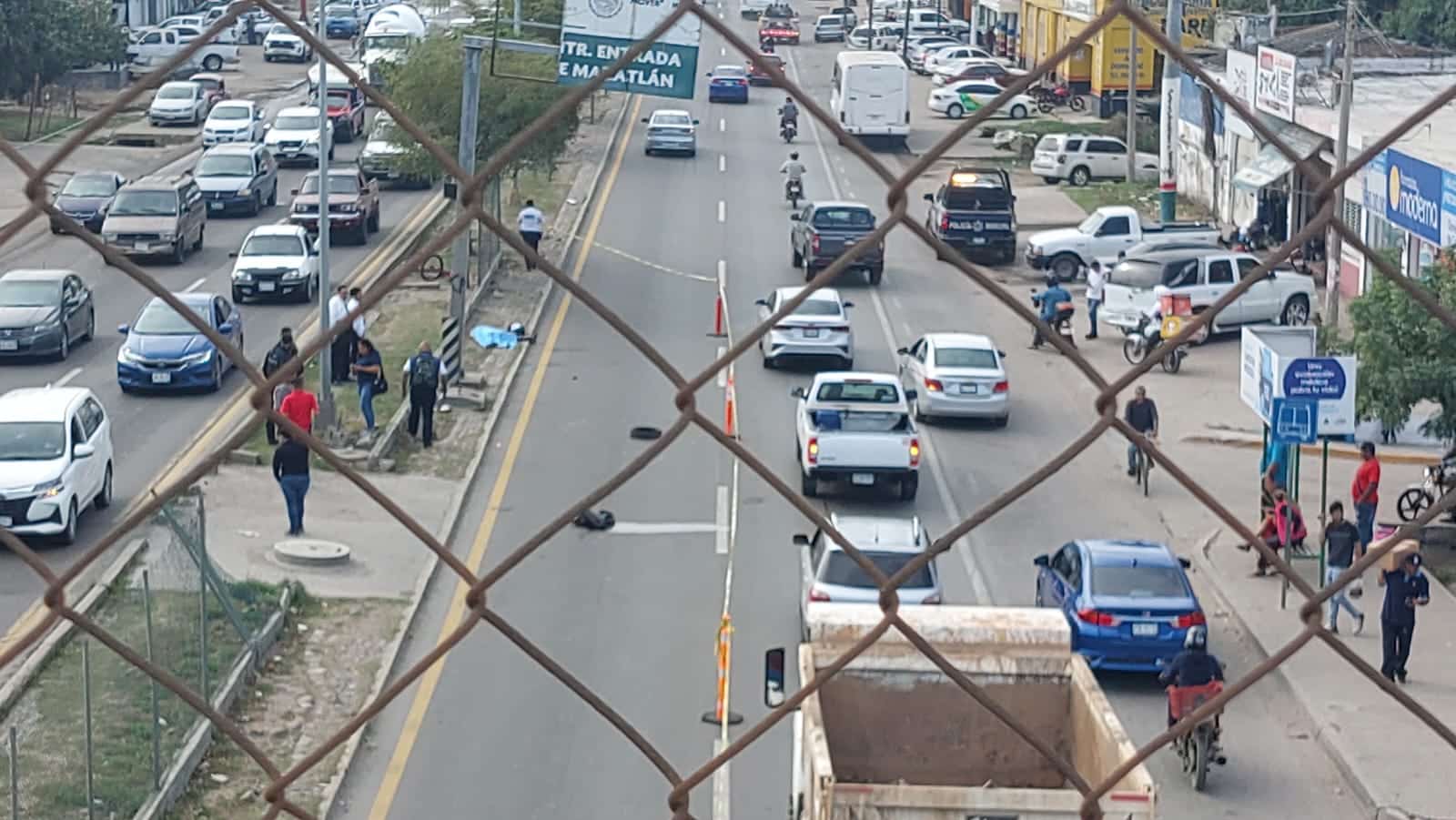 Carros circulando por calles de Mazatlán