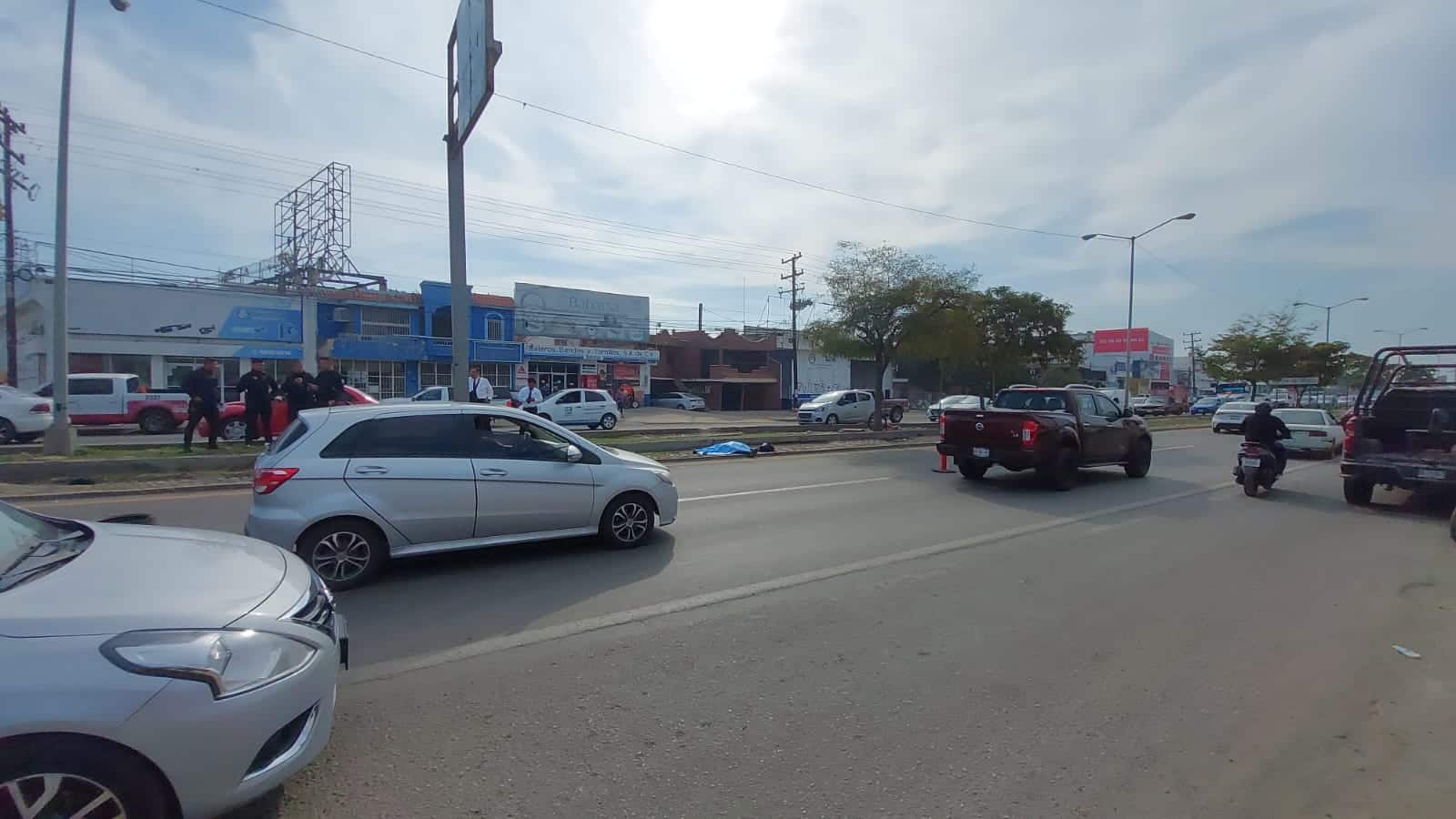 Carros circulando por calles de Mazatlán