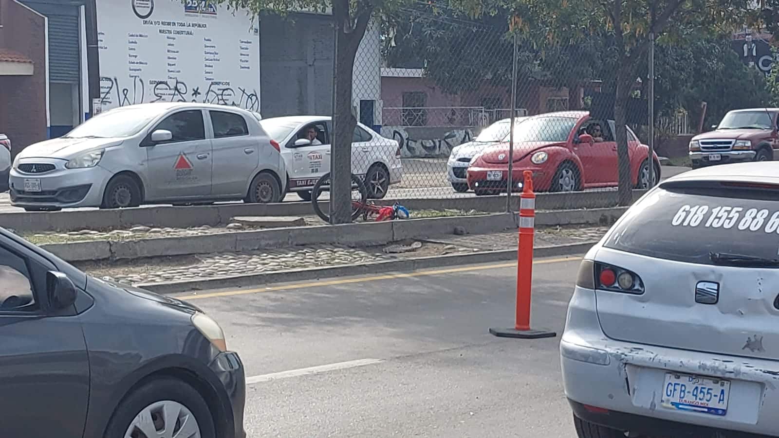 Carros circulando por calles de Mazatlán