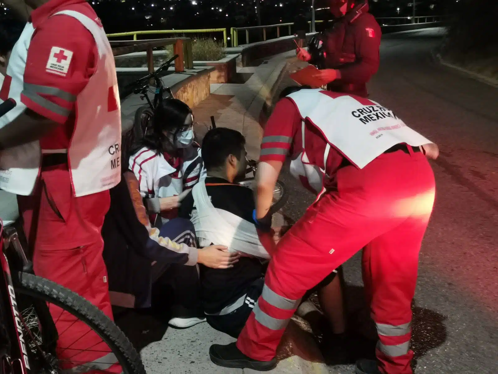 Paramédicos de Cruz Roja Los Mochis brindaron los primeros auxilios al joven.