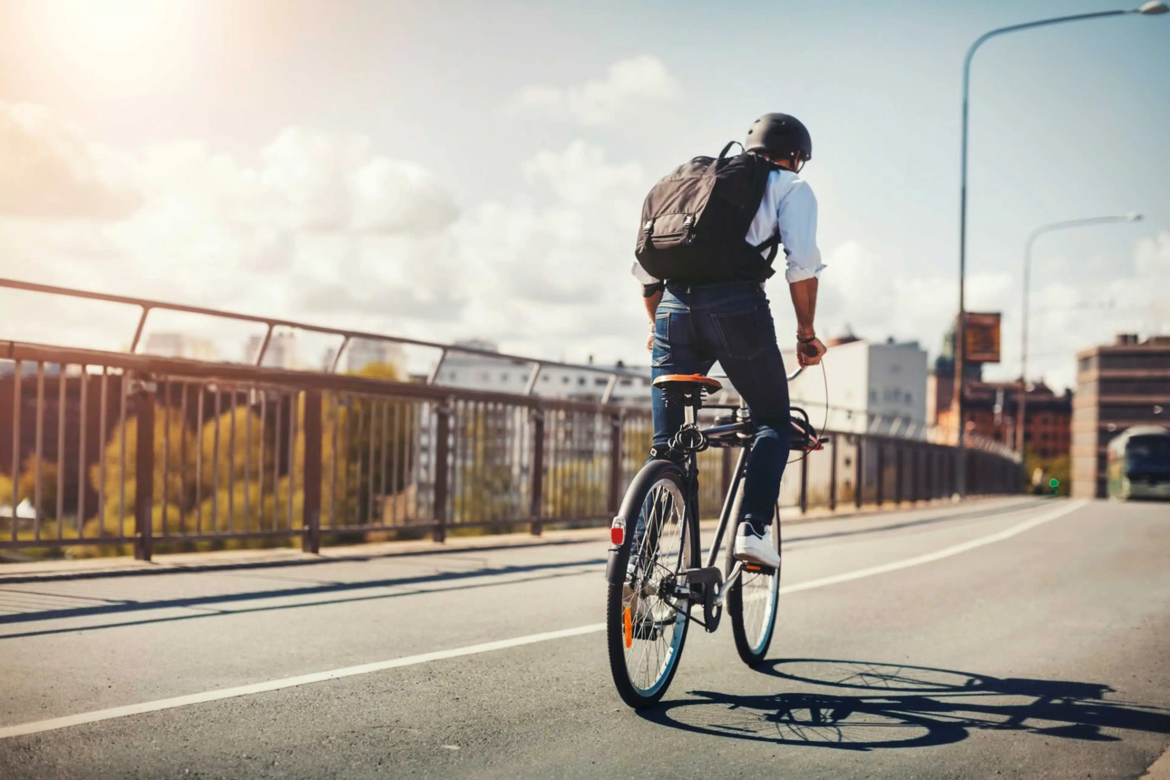 Hombre transportándose en bicicleta por la ciudad