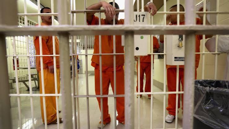 Cierran cárceles de California tras motín; funcionarios realizan operativos