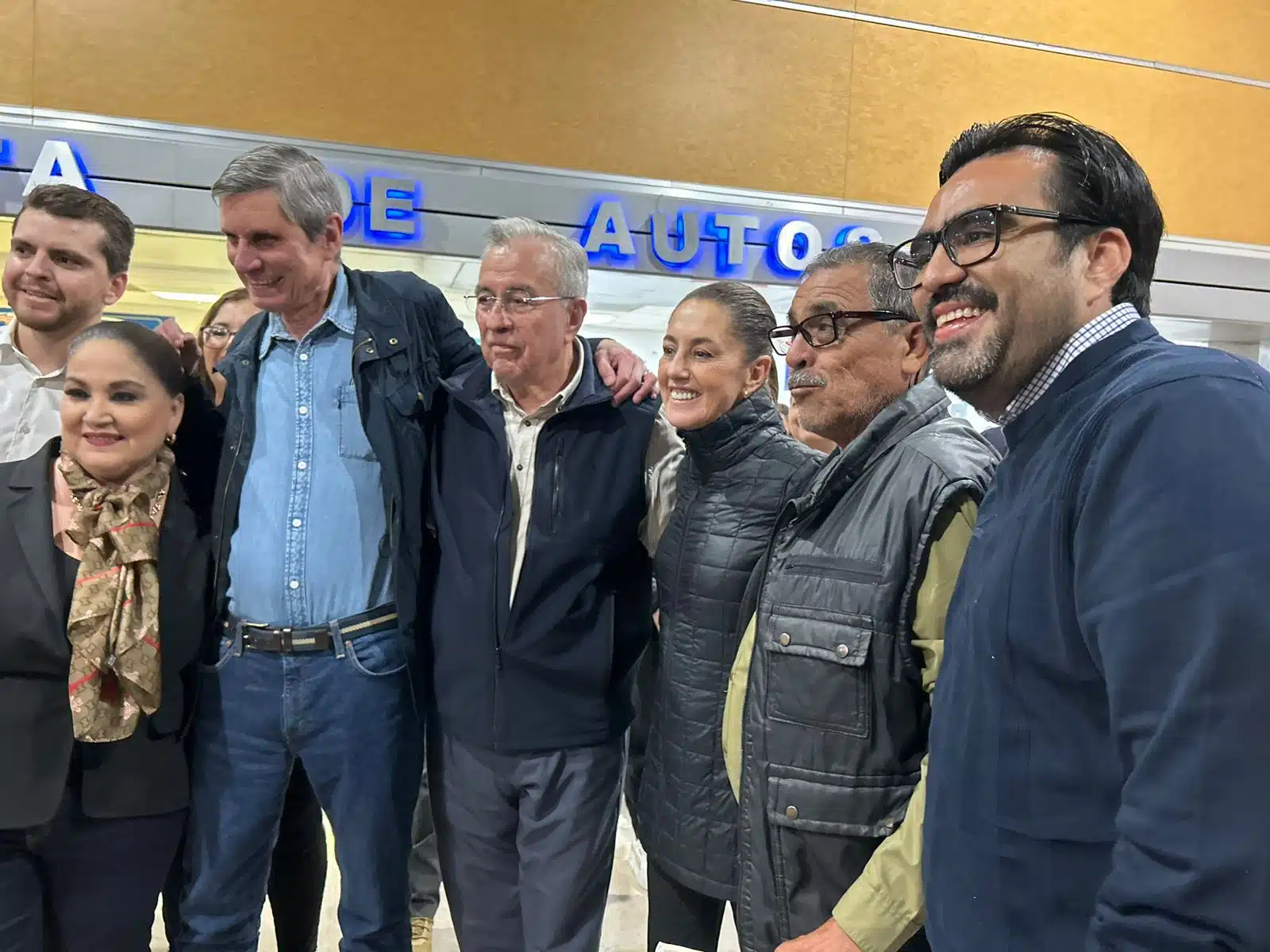 Claudia Sheinbaum junto a funcionarios en el Aeropuerto Internacional de Culiacán