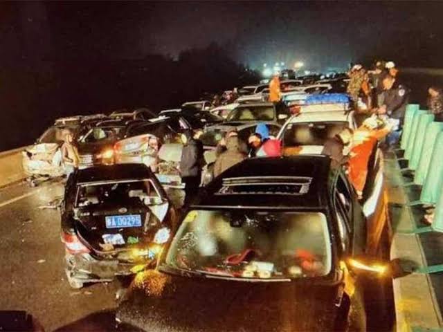 Clima congela carretera en China y provoca carambola de 100 vehículos
