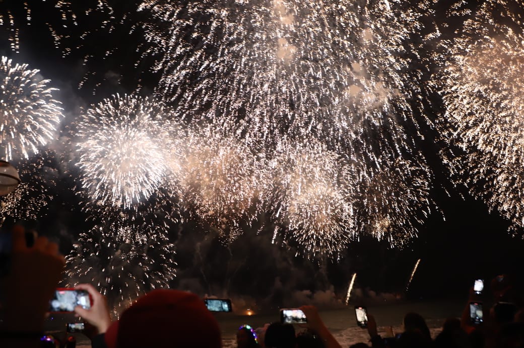 Fuegos artificiales que simulan el Combate Naval del Carnaval Internacional de Mazatlán 2024