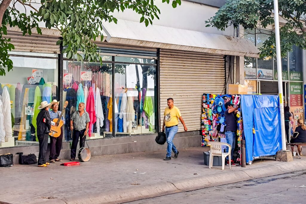 Comercios del Centro de Culiacán se preparan para el 14 de febrero