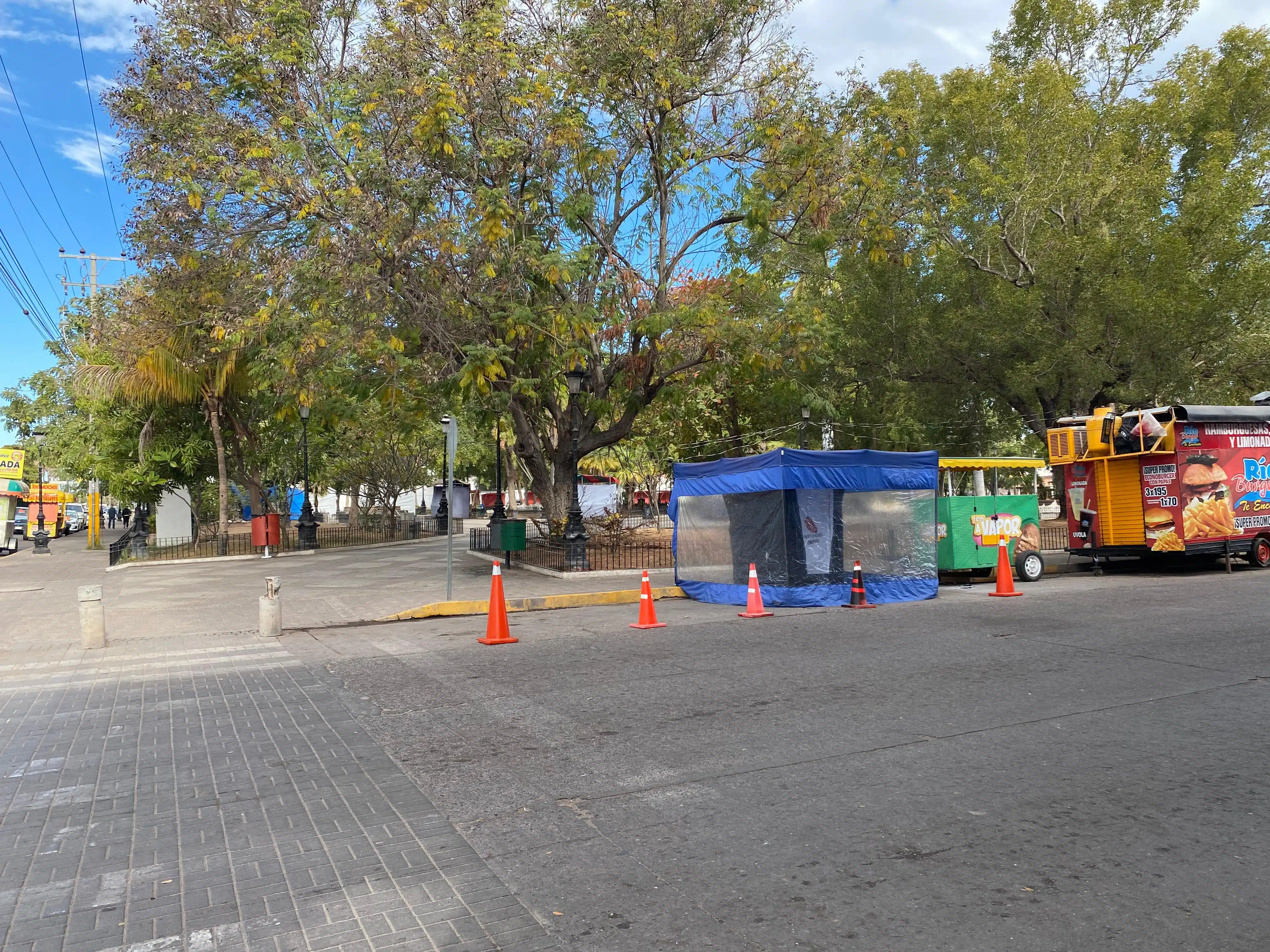 Puestos de comerciantes en Plazuela 27 de septiembre.