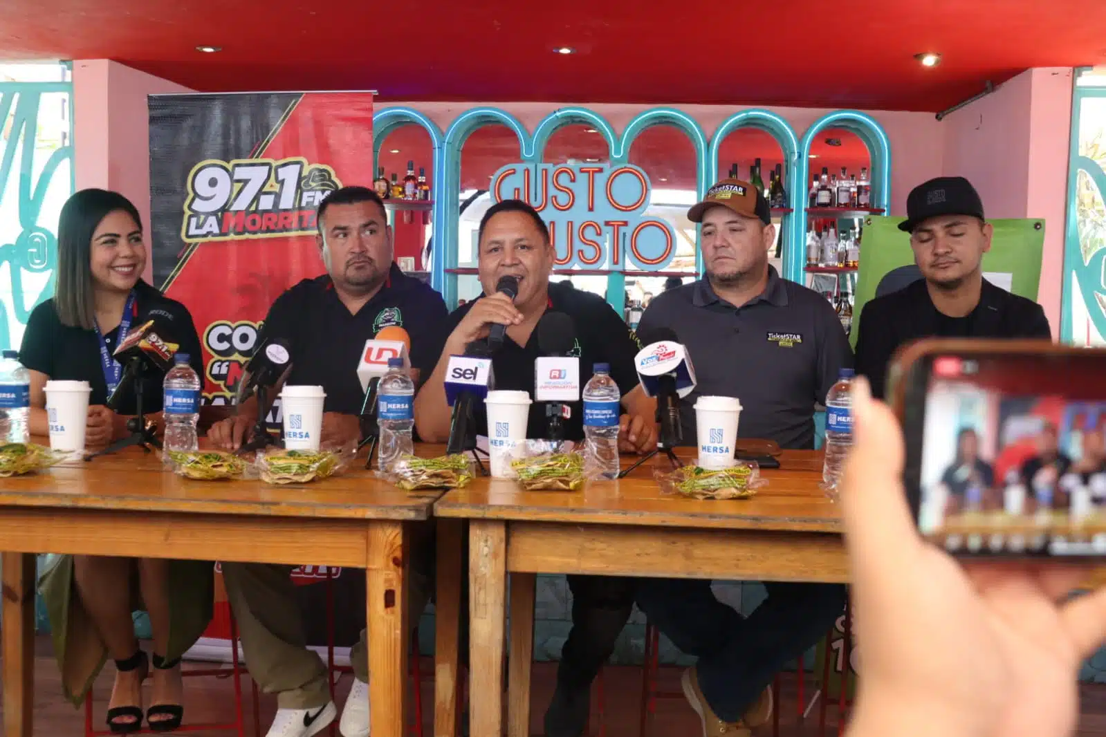 Conferencia de prensa que promociona que estará el Grupo Marca Registrada en Mazatlán