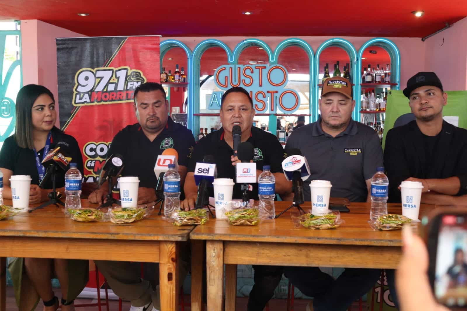 Conferencia de prensa que promociona que estará el Grupo Marca Registrada en Mazatlán