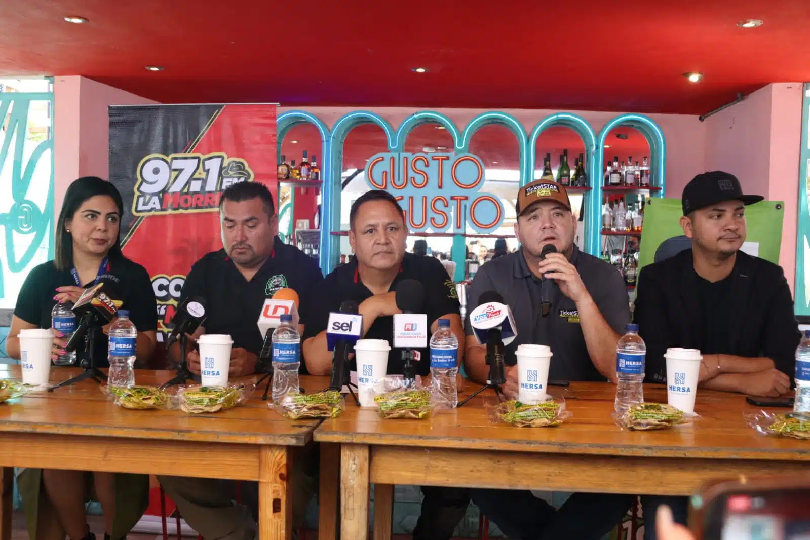 Conferencia de prensa que promociona que estará el Grupo Marca Registrada en Mazatlán