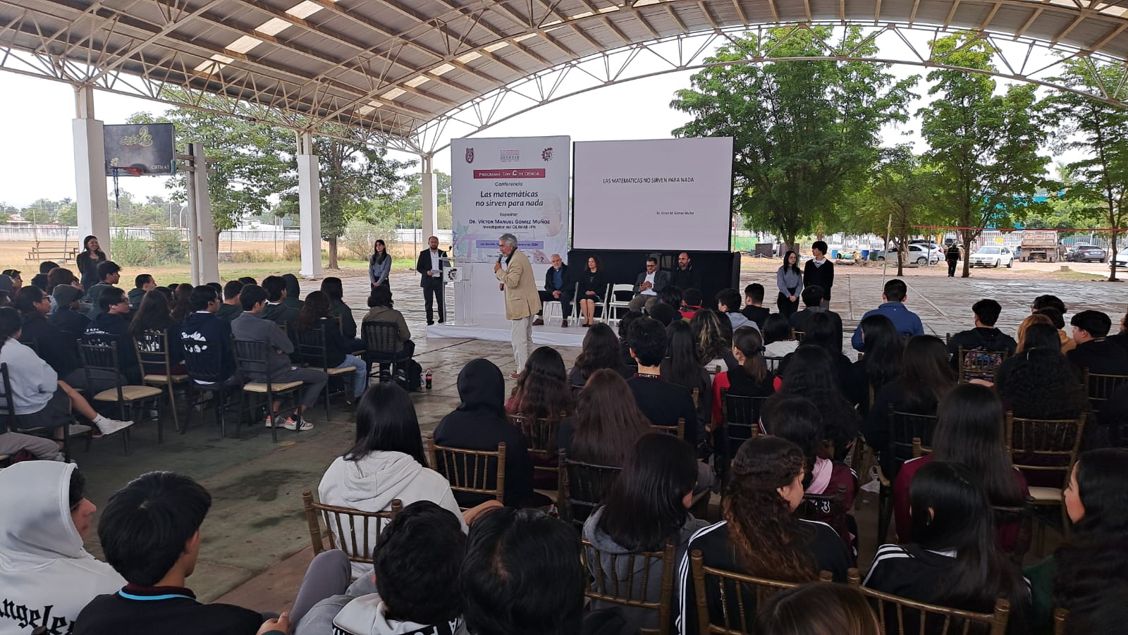Conferencia de matemáticas en el CBTIs 43 de Los Mochis