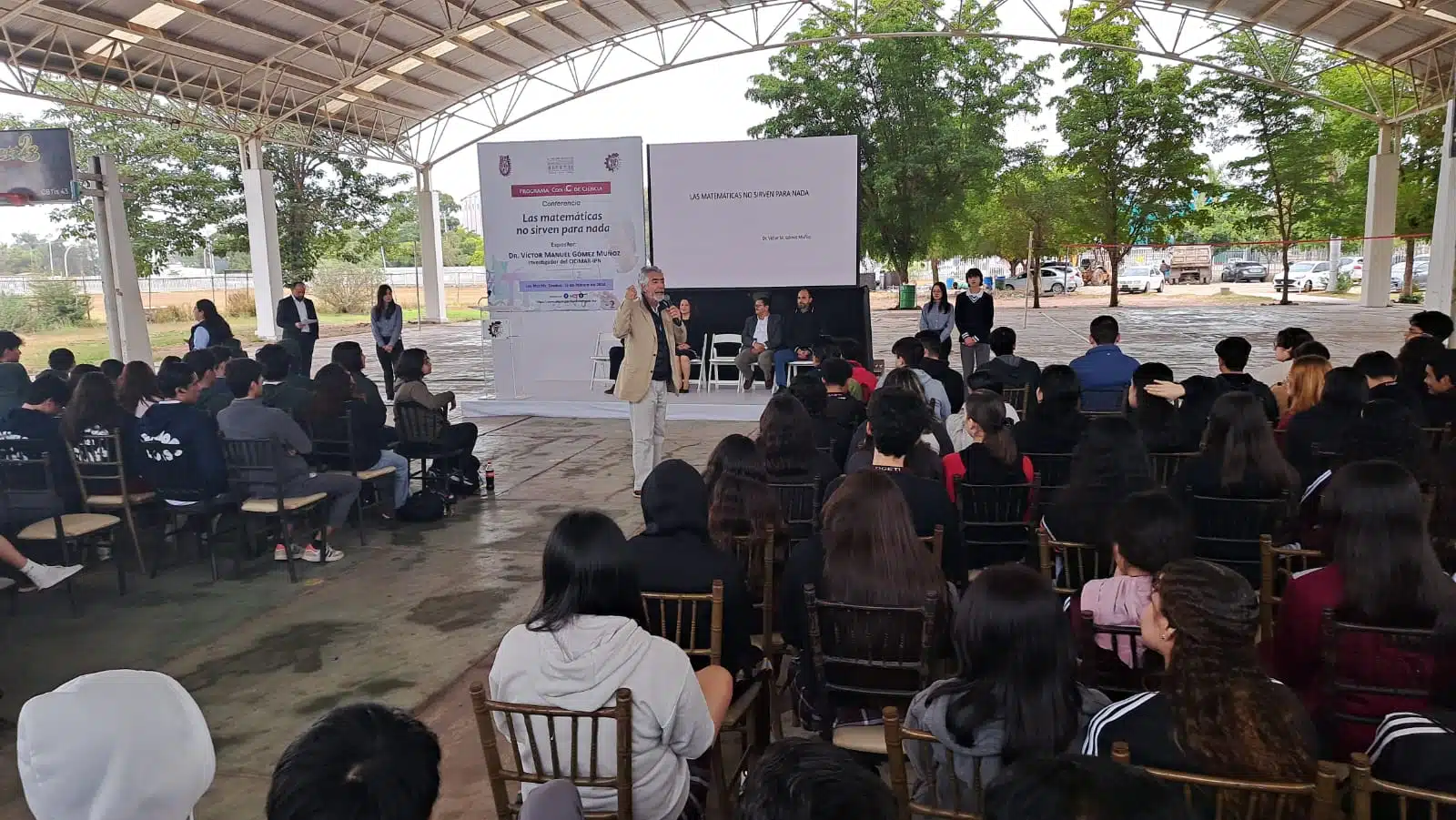 Conferencia de matemáticas en el CBTIs 43 de Los Mochis