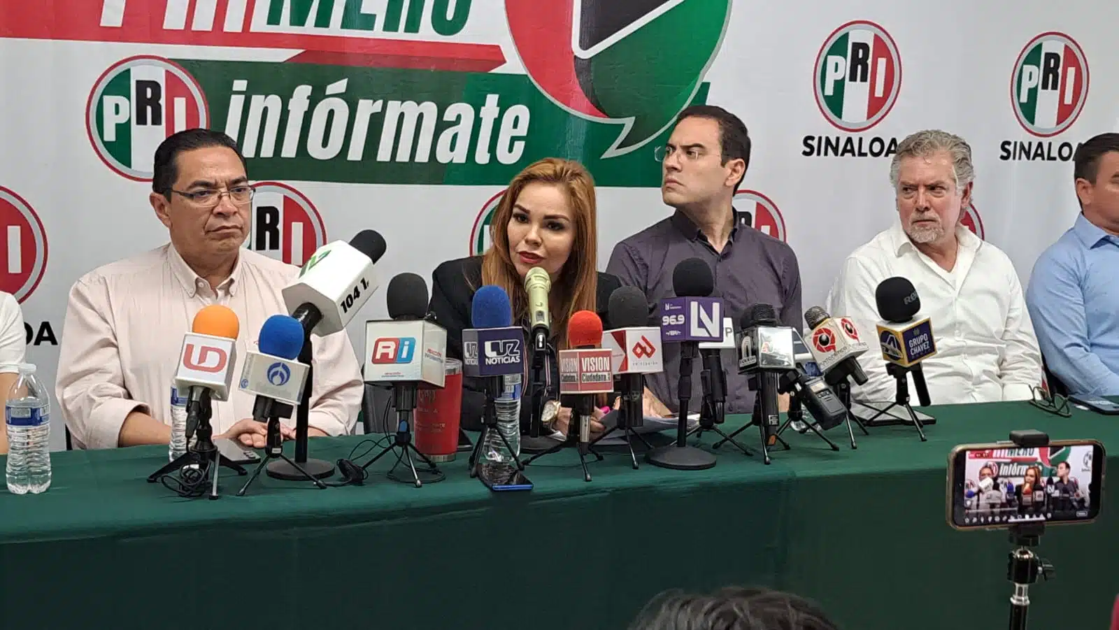 Paola Gárate Valenzuela en conferencia de prensa.
