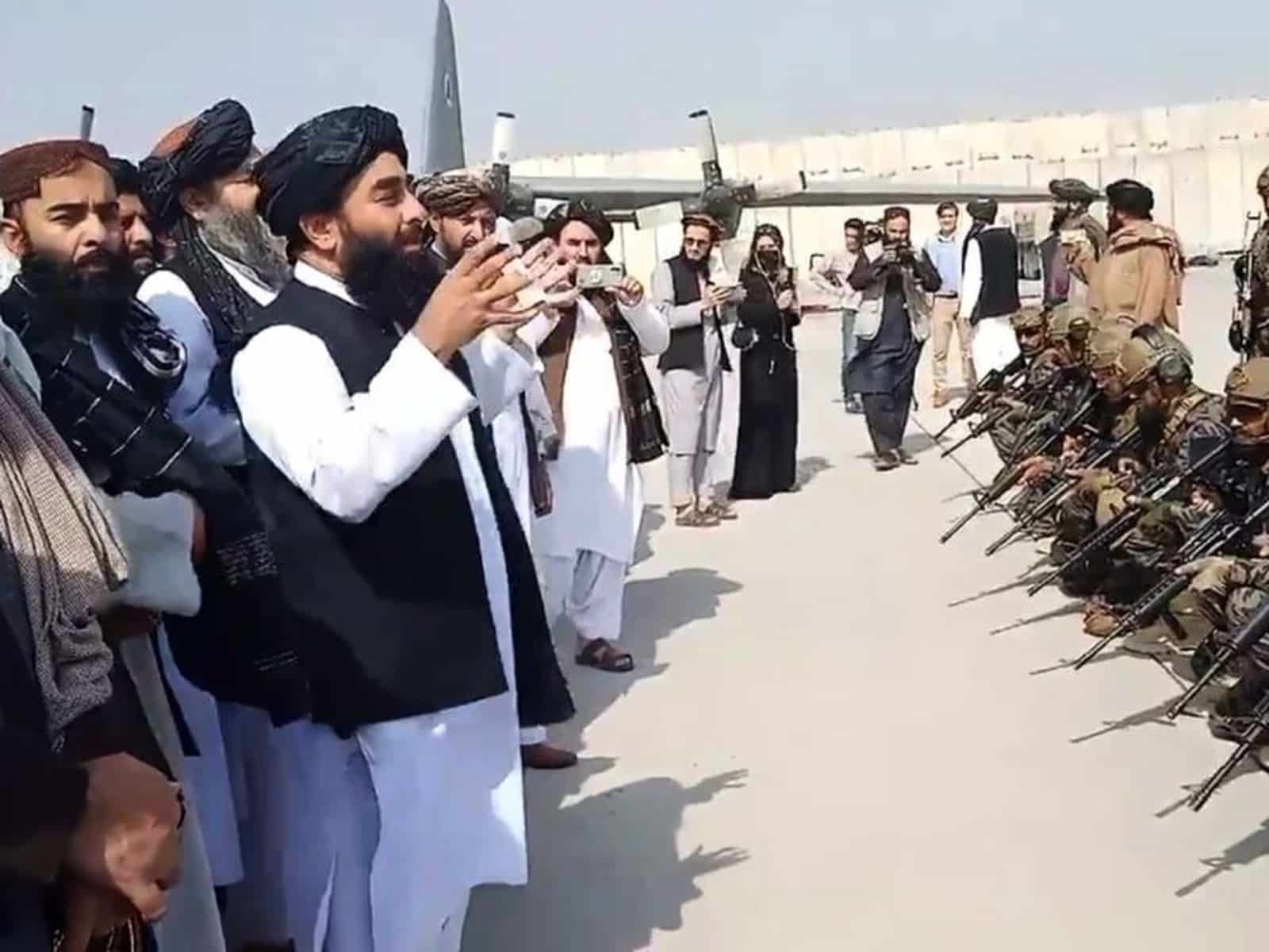 Continúan las ejecuciones públicas en Afganistán, le dan 5 tiros a un homicida