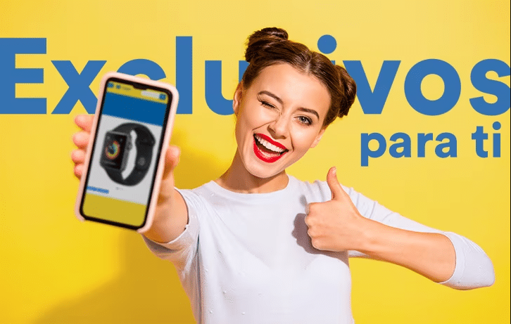 Joven mujer sosteniendo un celular. Al fondo se lee 
