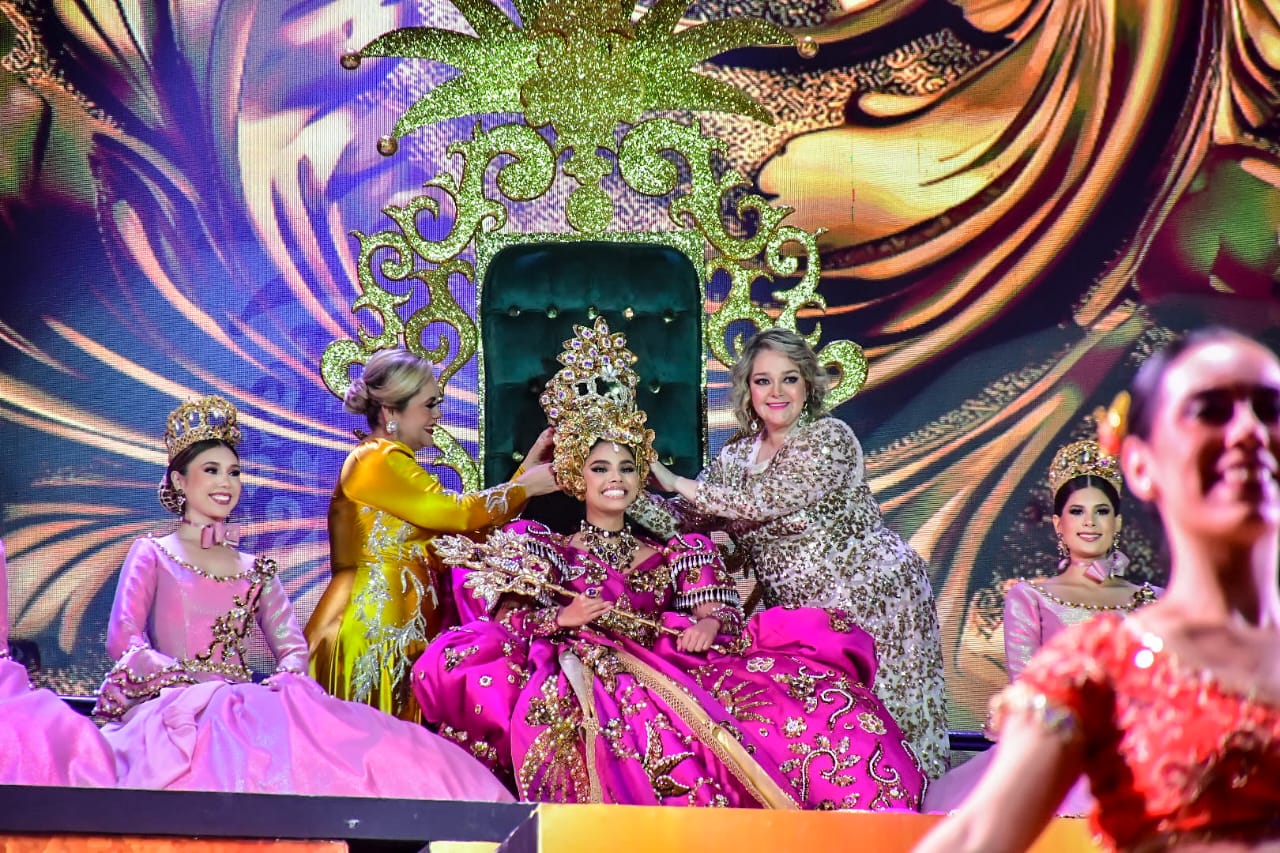 Eneyda Rocha Ruiz y María Teresa Apodaca Muñoz, presidentas del DIF Sinaloa y Mazatlán, coronan a la máxima soberana