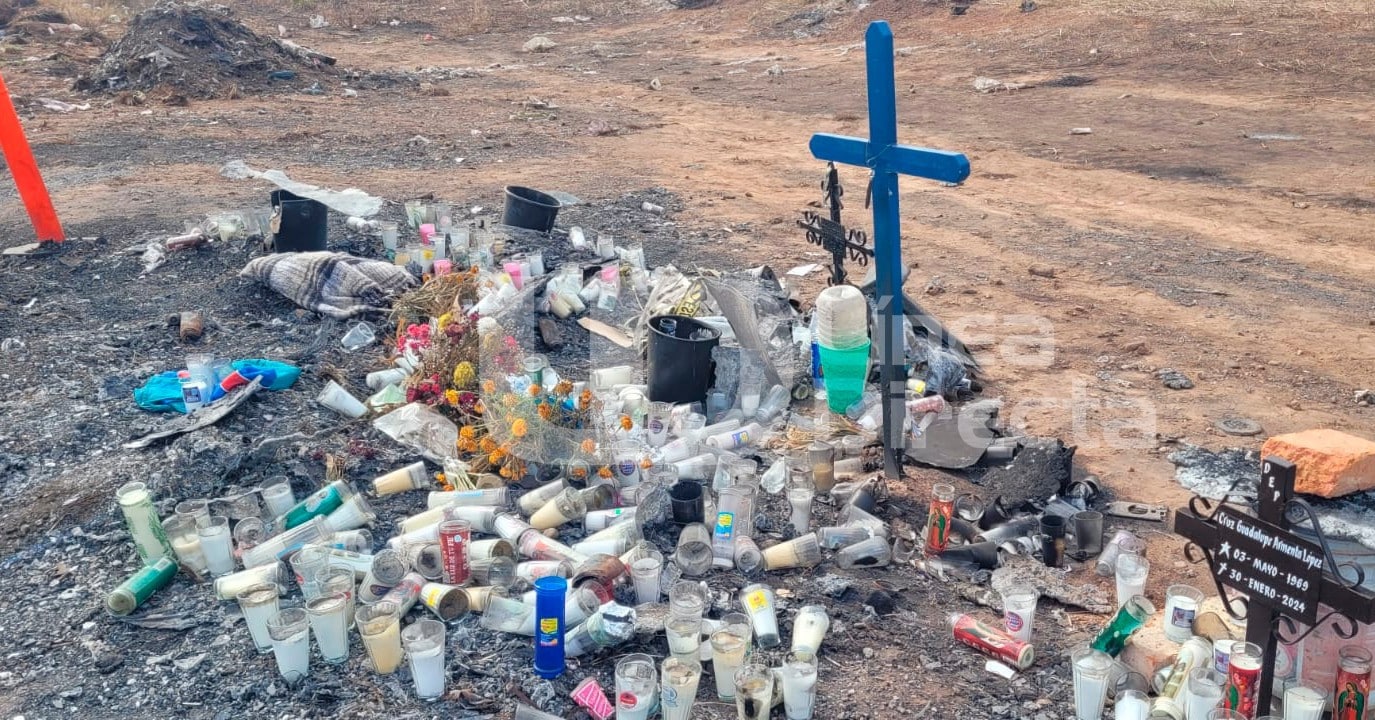 Cruces de madera y veladoras por el accidente del autobús 502 sobre la maxipista Mazatlán-Culiacán