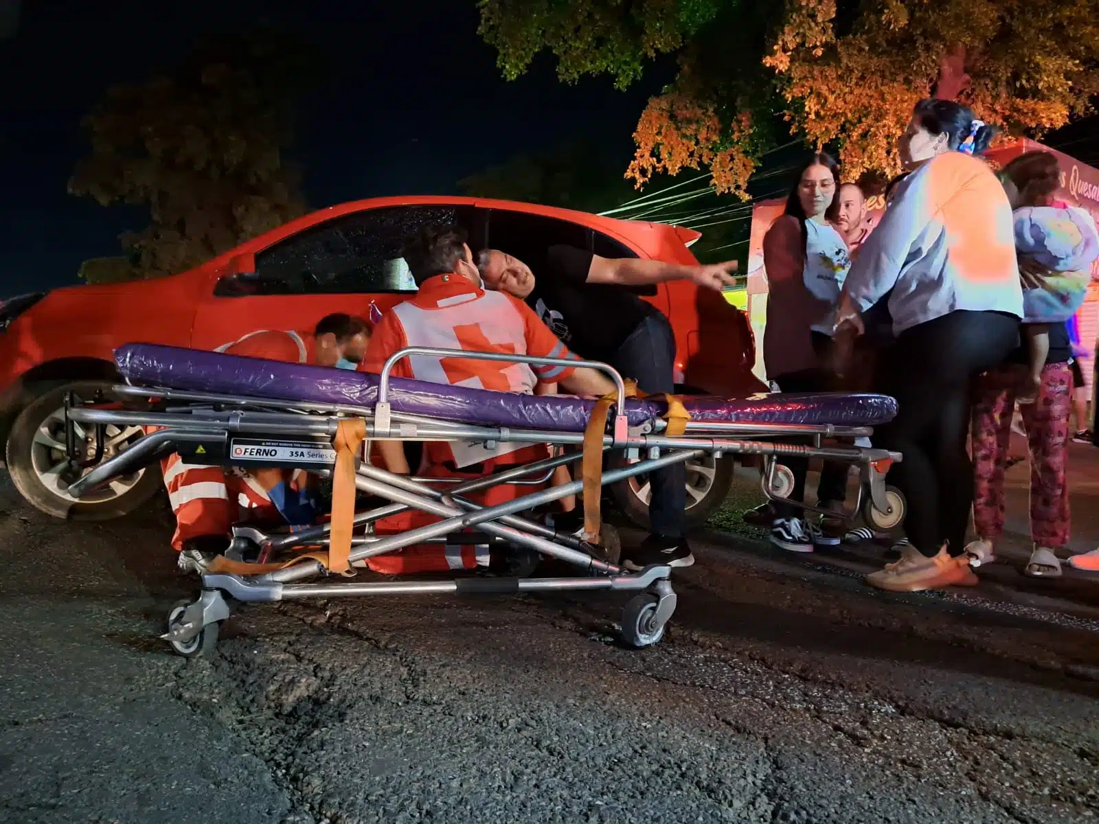 Carro con el que chocó Jesús Francisco tras una accidente en Culiacán y elementos de la Cruz Roja dandole atención medica