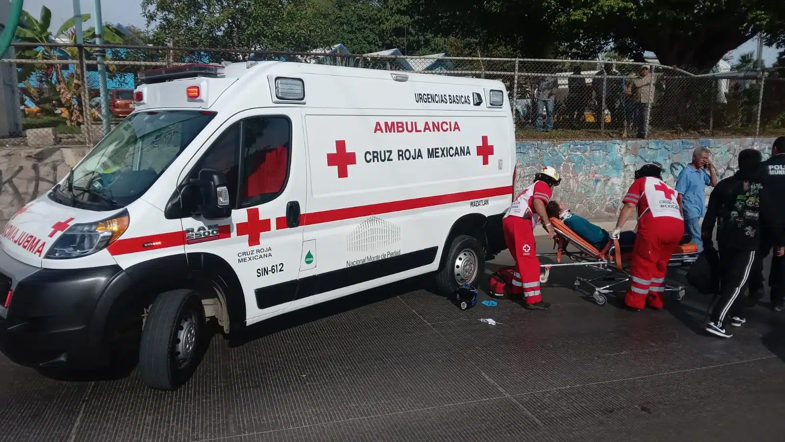 Ambulancia y elementos de Cruz Roja en el lugar de un accidente atendiendo a Blanca Esthela en Mazatlán