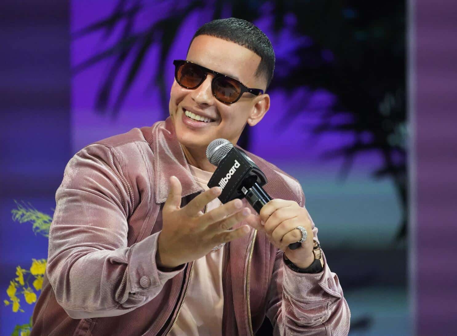 Daddy Yankee es captado predicando en una iglesia de Miami