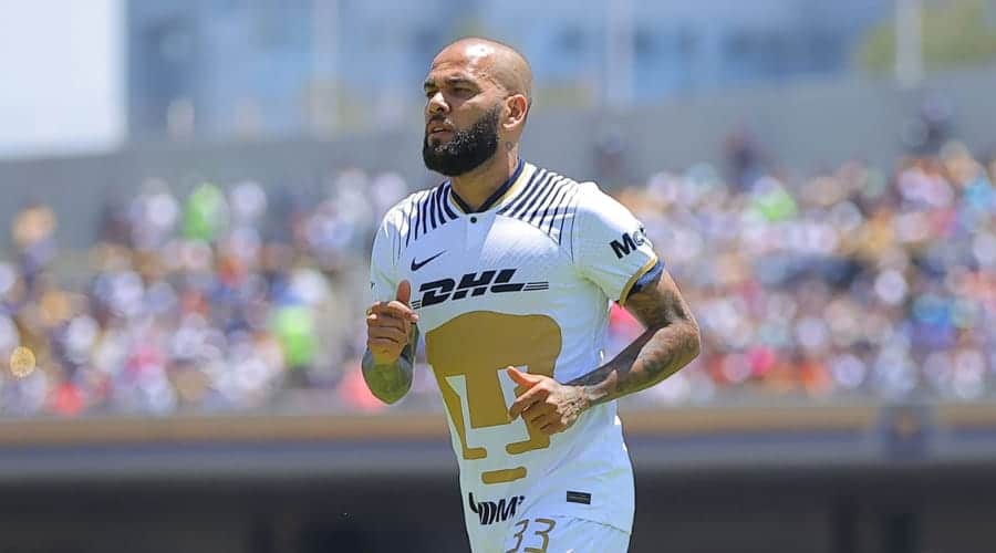 Dani Alves jugando con Pumas
