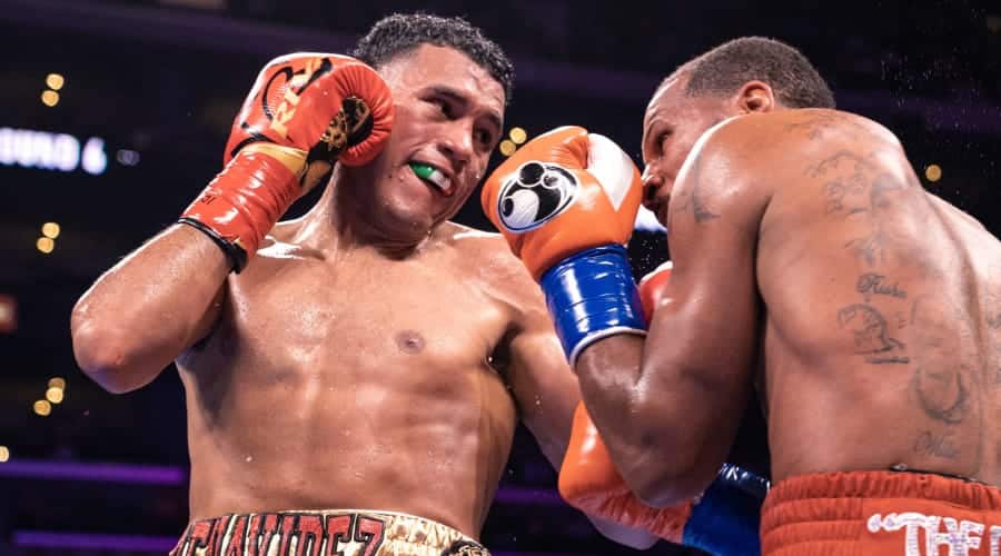 David Benavidez pelando contra otro boxeador