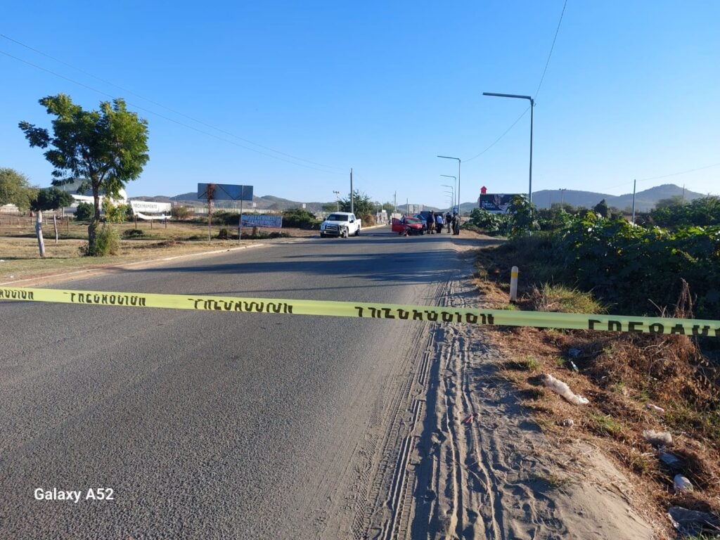 De lejos accidente entre auto y camioneta en Mazatlán