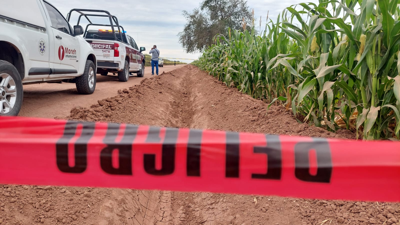 Elementos de la policía municipal de Ahome en el lugar del hallazgo.