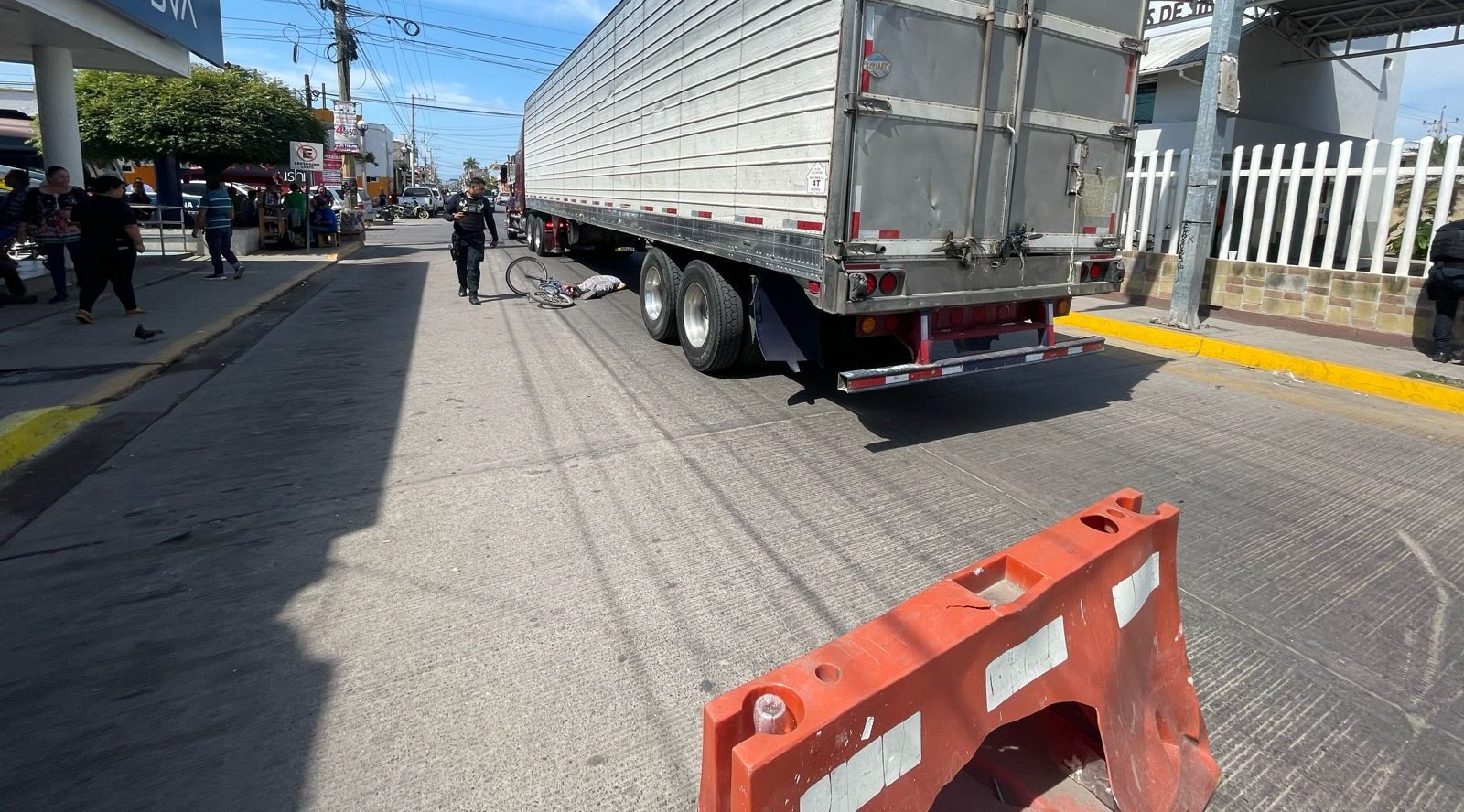 Muere ciclista atropellado por tráiler