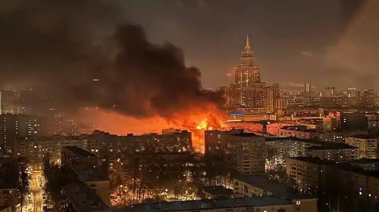 Desalojan a 400 residentes de un edificio tras fuerte incendio en Moscú