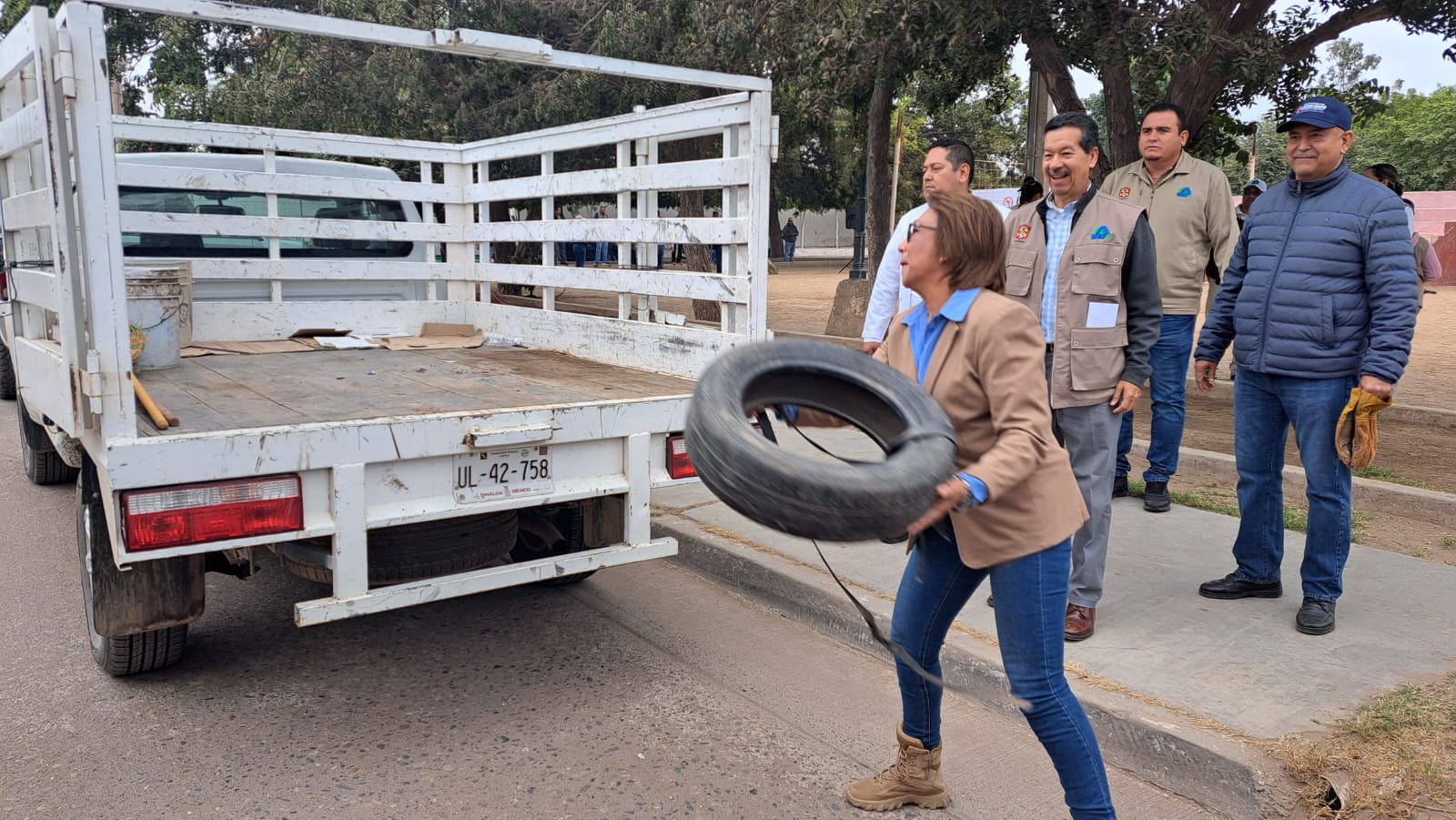 Camioneta, llanta y personas en la campaña de descacharrización para evitar el mosco del dengue en Guasave